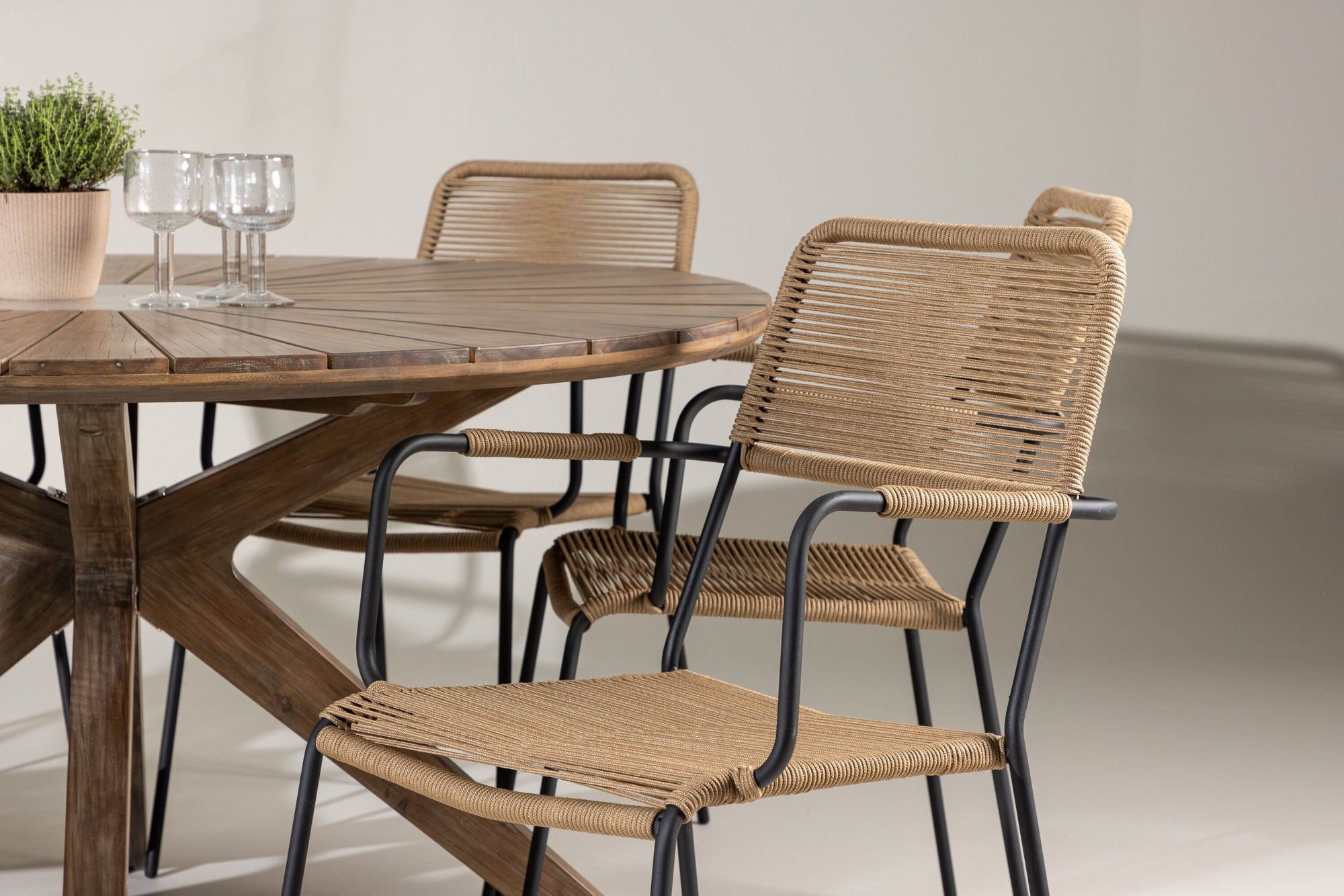 Venture Home Rosario spisebord- Teak Ø140 +Lindos - Armchair - Black Alu / Latte Rope _6