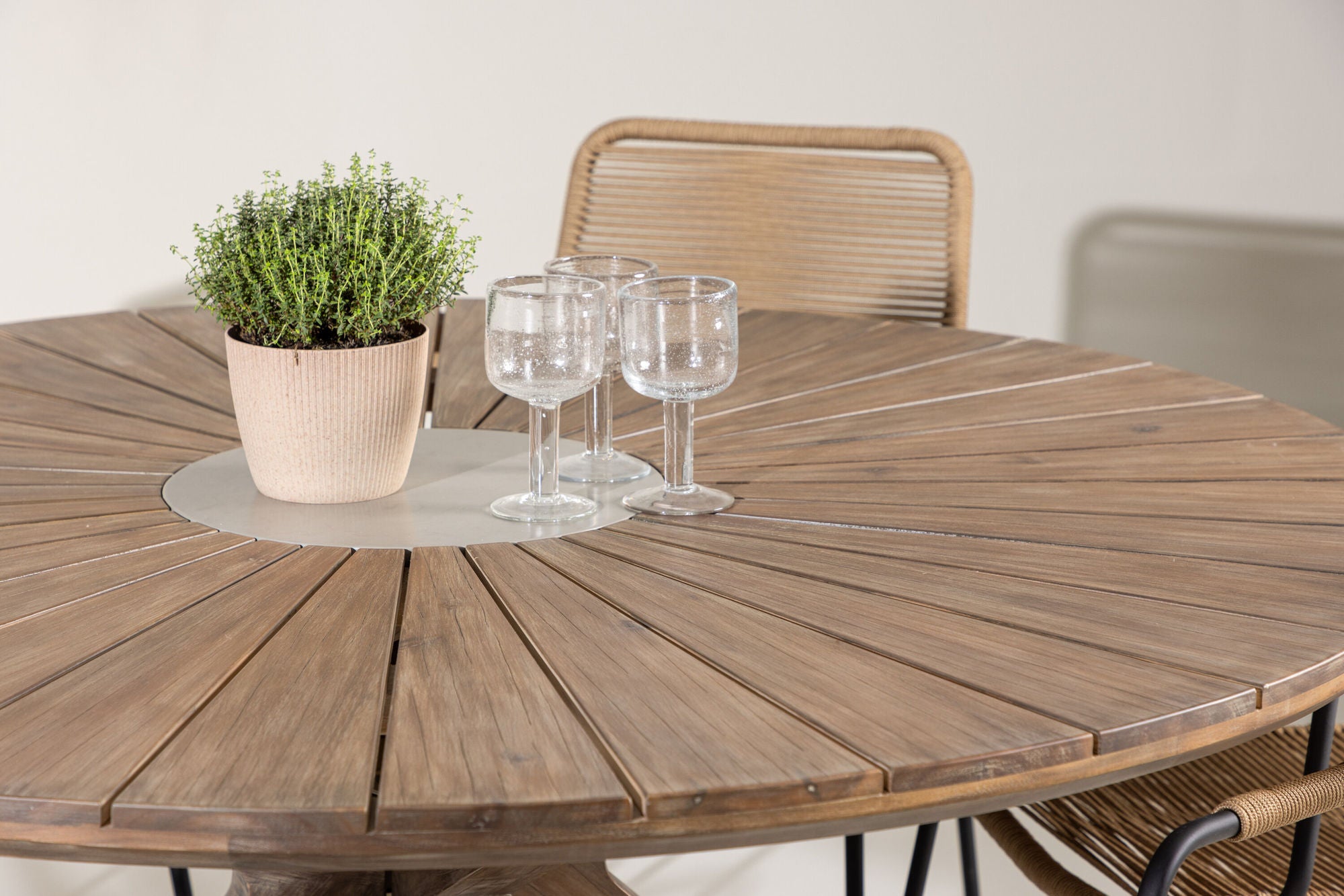 Venture Home Rosario spisebord- Teak Ø140 +Lindos - Armchair - Black Alu / Latte Rope _6