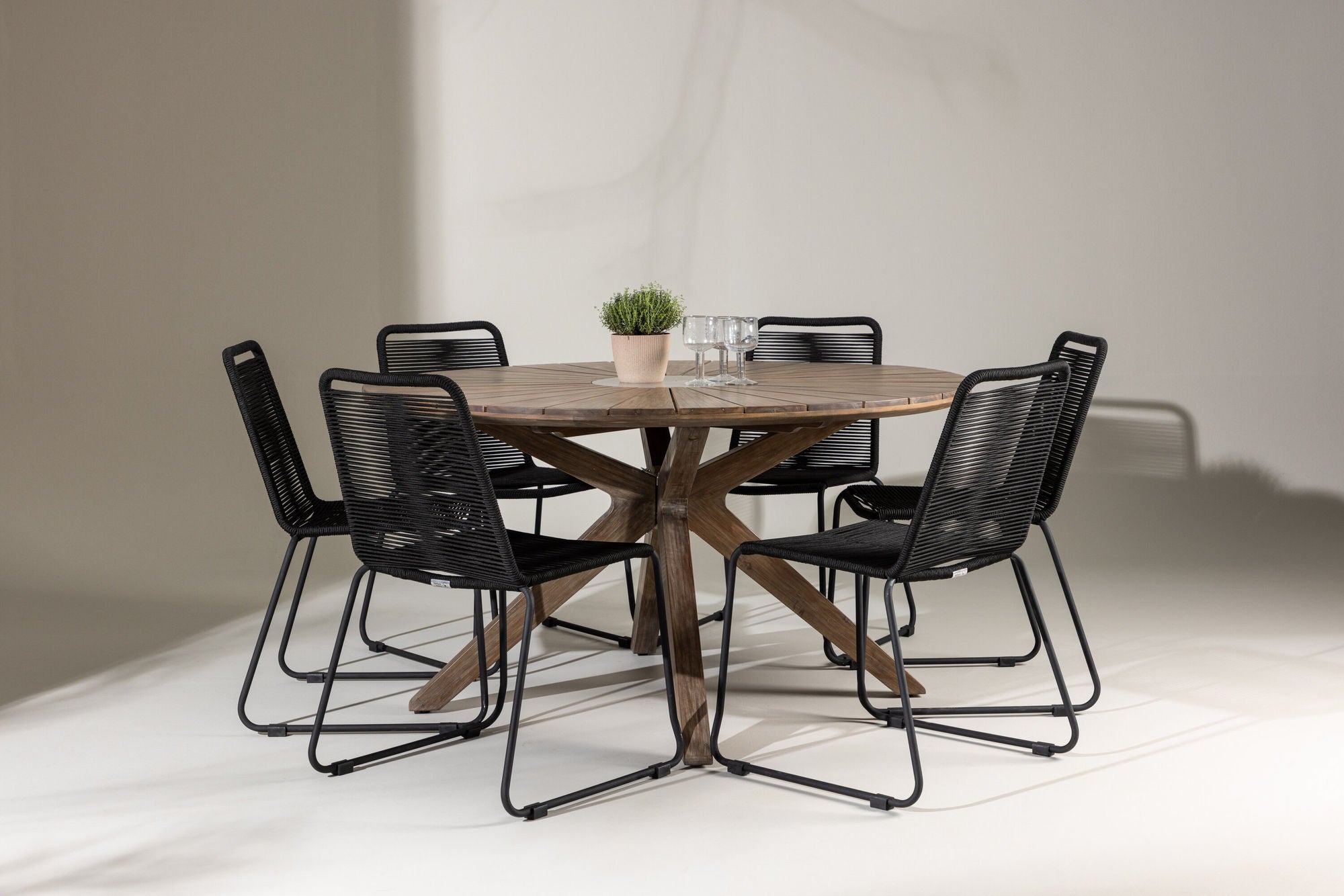 Venture Home Rosario spisebord- Teak Ø140 +Lindos Stacking stol - Black Alu / Black Rope _6