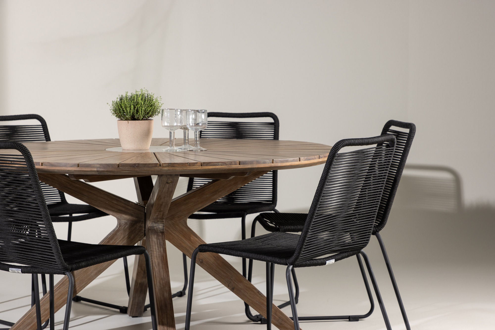 Venture Home Rosario spisebord- Teak Ø140 +Lindos Stacking stol - Black Alu / Black Rope _6