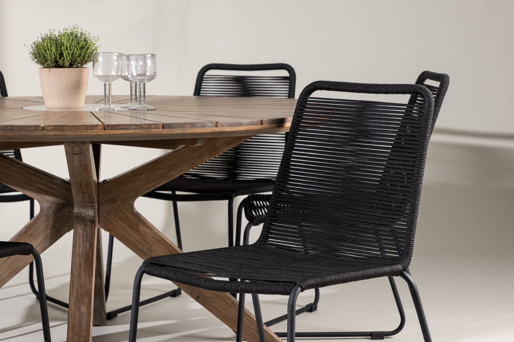 Venture Home Rosario spisebord- Teak Ø140 +Lindos Stacking stol - Black Alu / Black Rope _6