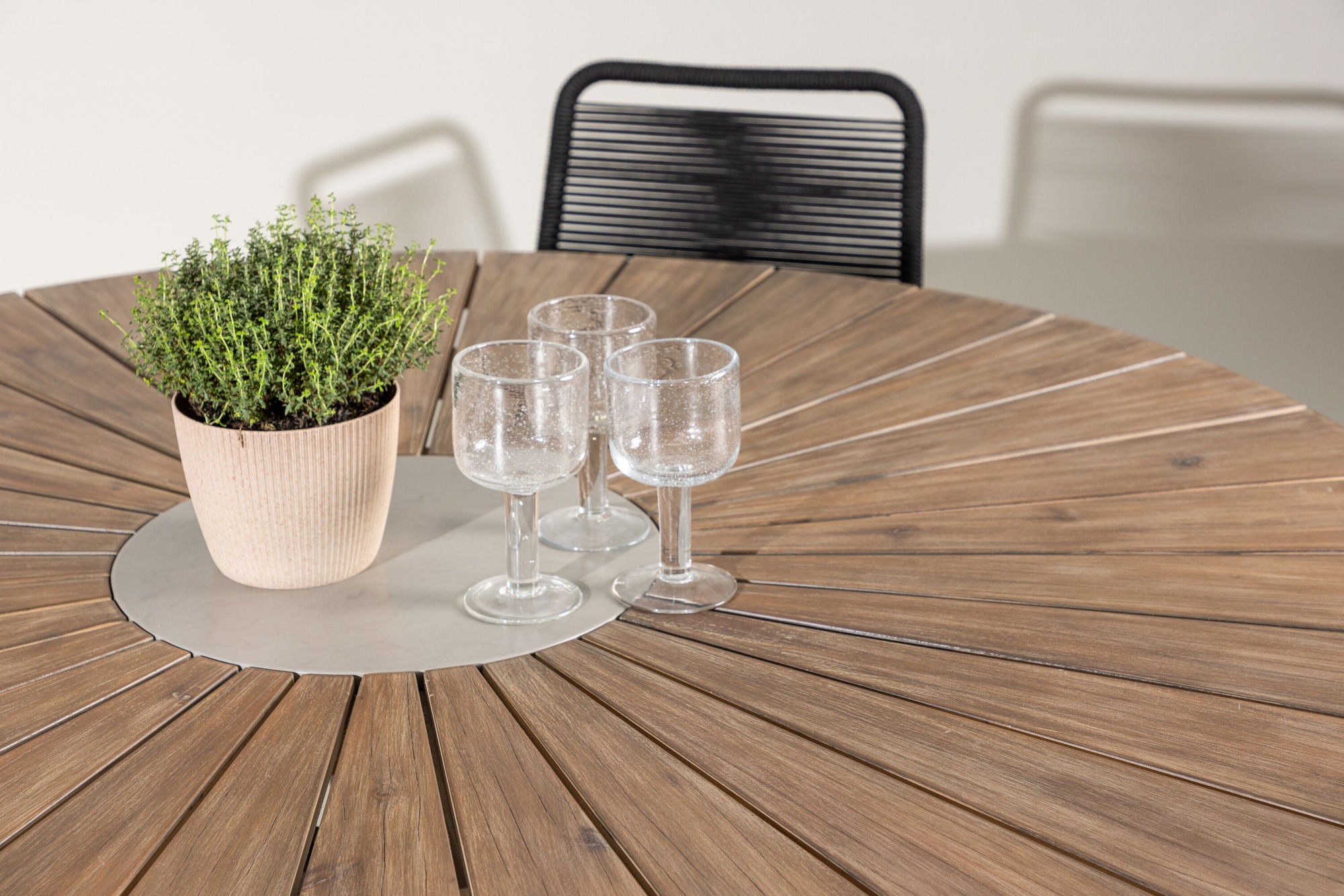 Venture Home Rosario spisebord- Teak Ø140 +Lindos Stacking stol - Black Alu / Black Rope _6
