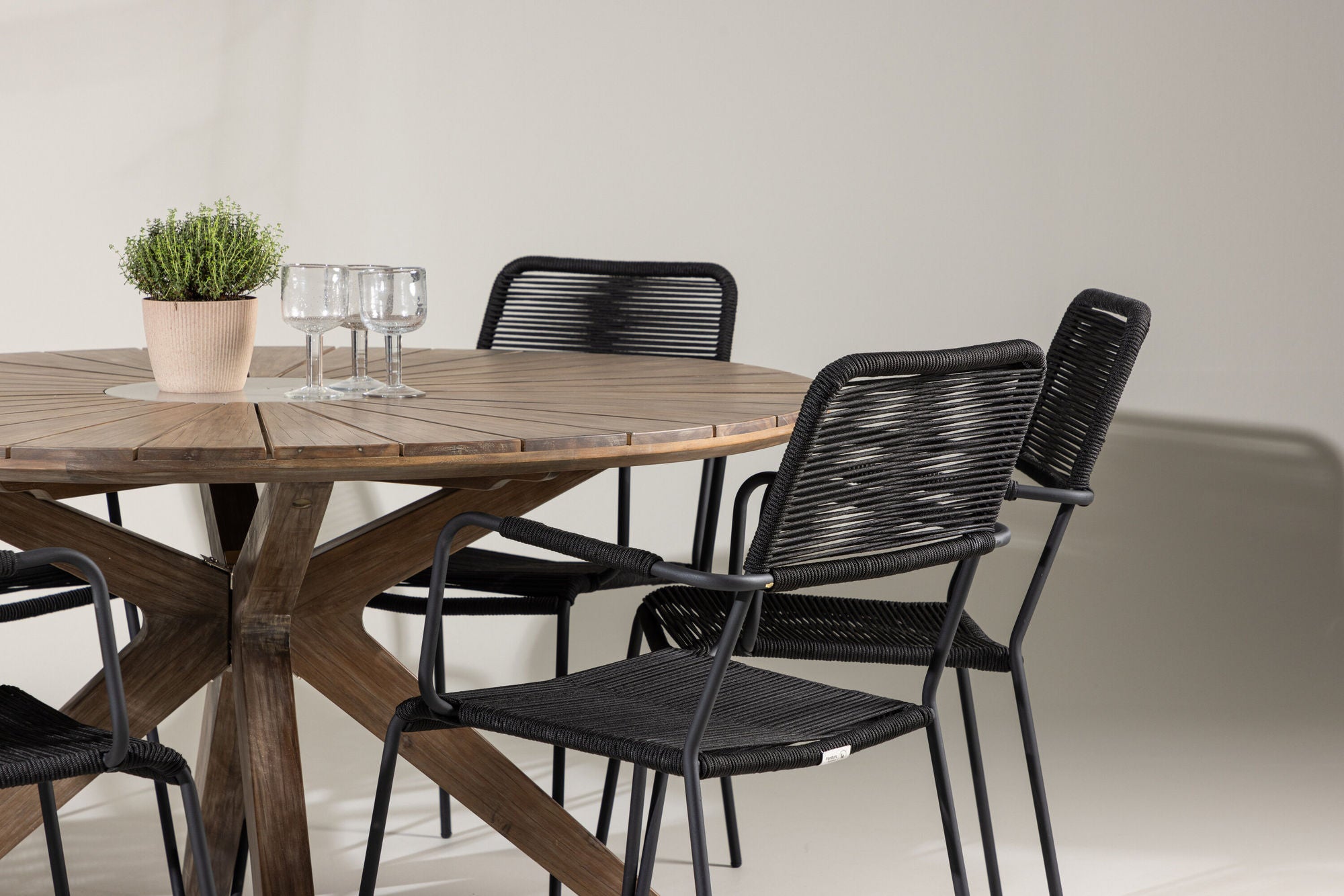 Venture Home Rosario spisebord- Teak Ø140 +Lindos Armchair - Black Alu / Black Rope _6
