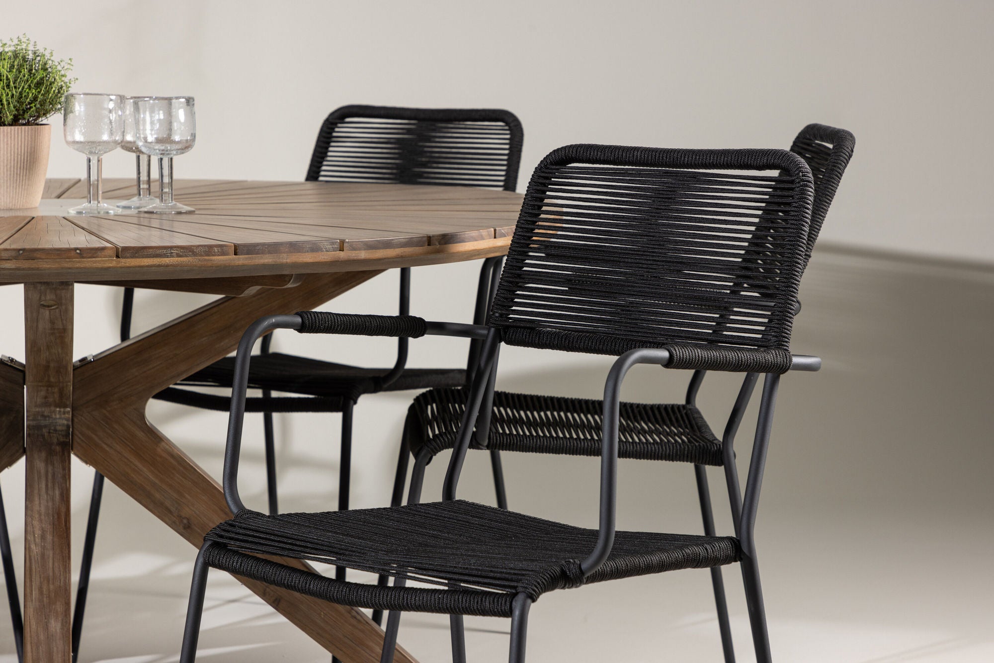 Venture Home Rosario spisebord- Teak Ø140 +Lindos Armchair - Black Alu / Black Rope _6