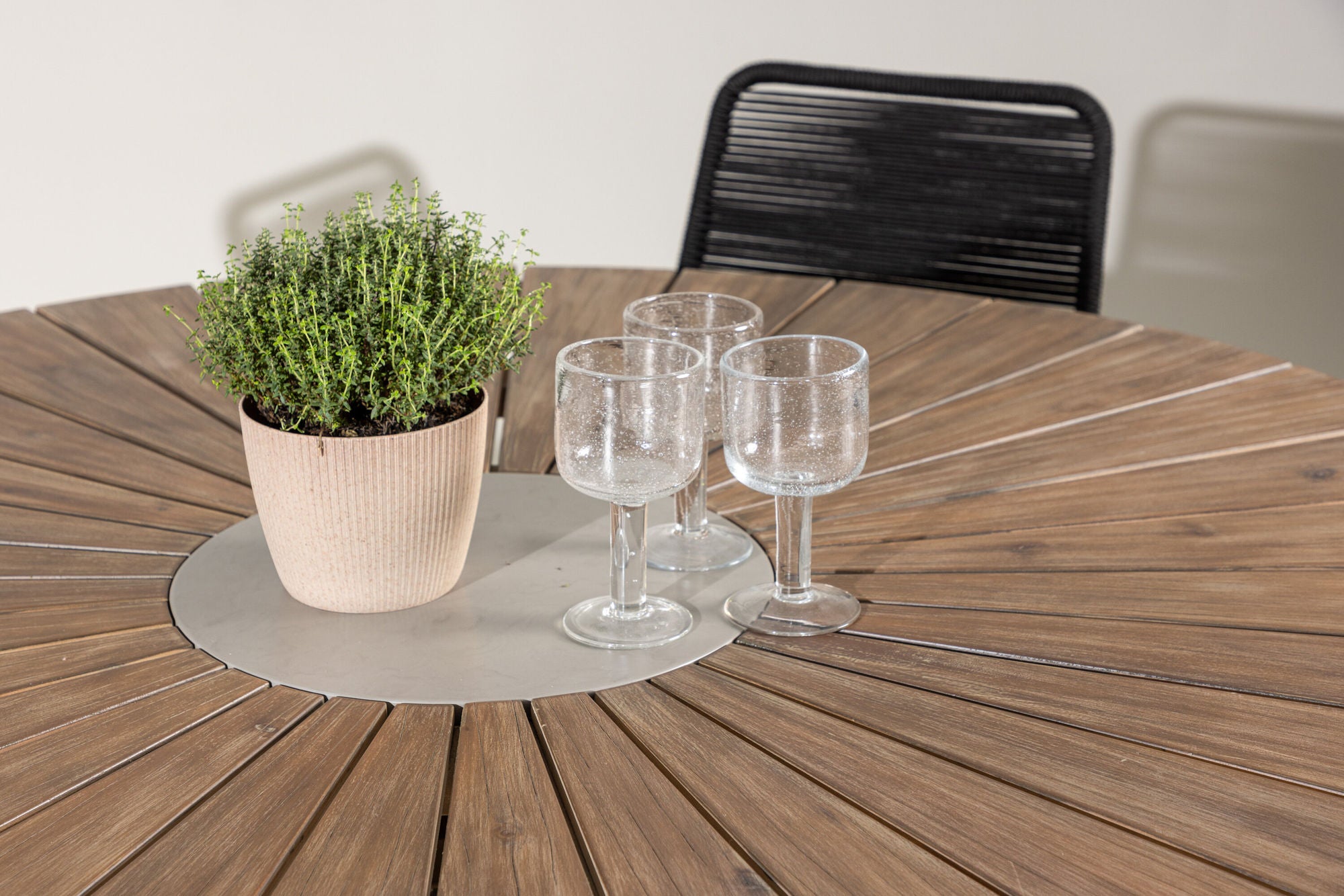 Venture Home Rosario spisebord- Teak Ø140 +Lindos Armchair - Black Alu / Black Rope _6