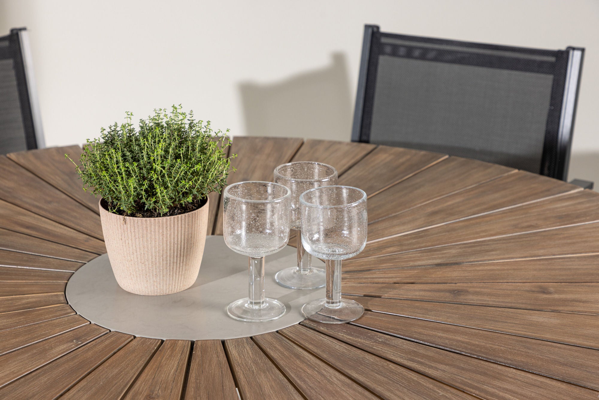 Venture Home Rosario spisebord- Teak Ø140 +Copacabana Stacking stol - Black/Black - Ersätter 4131-408 _6