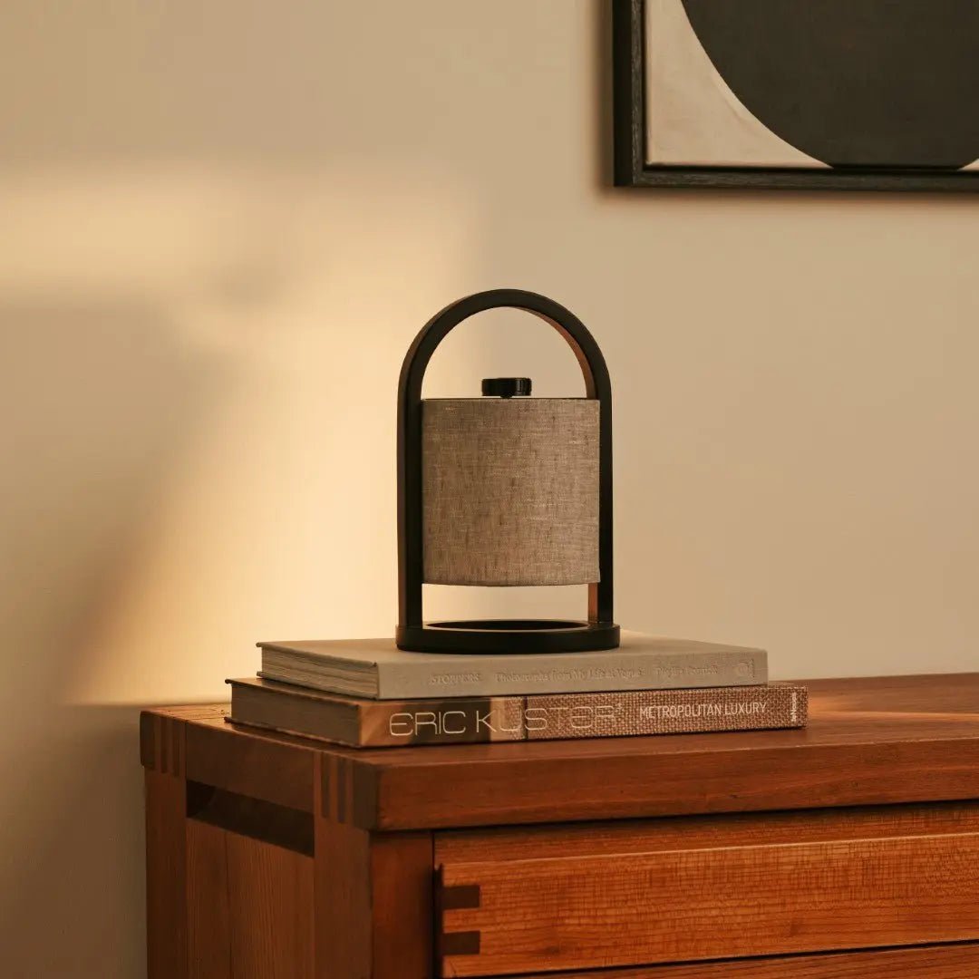 River Black & Grey genopladelig træ bordlampe