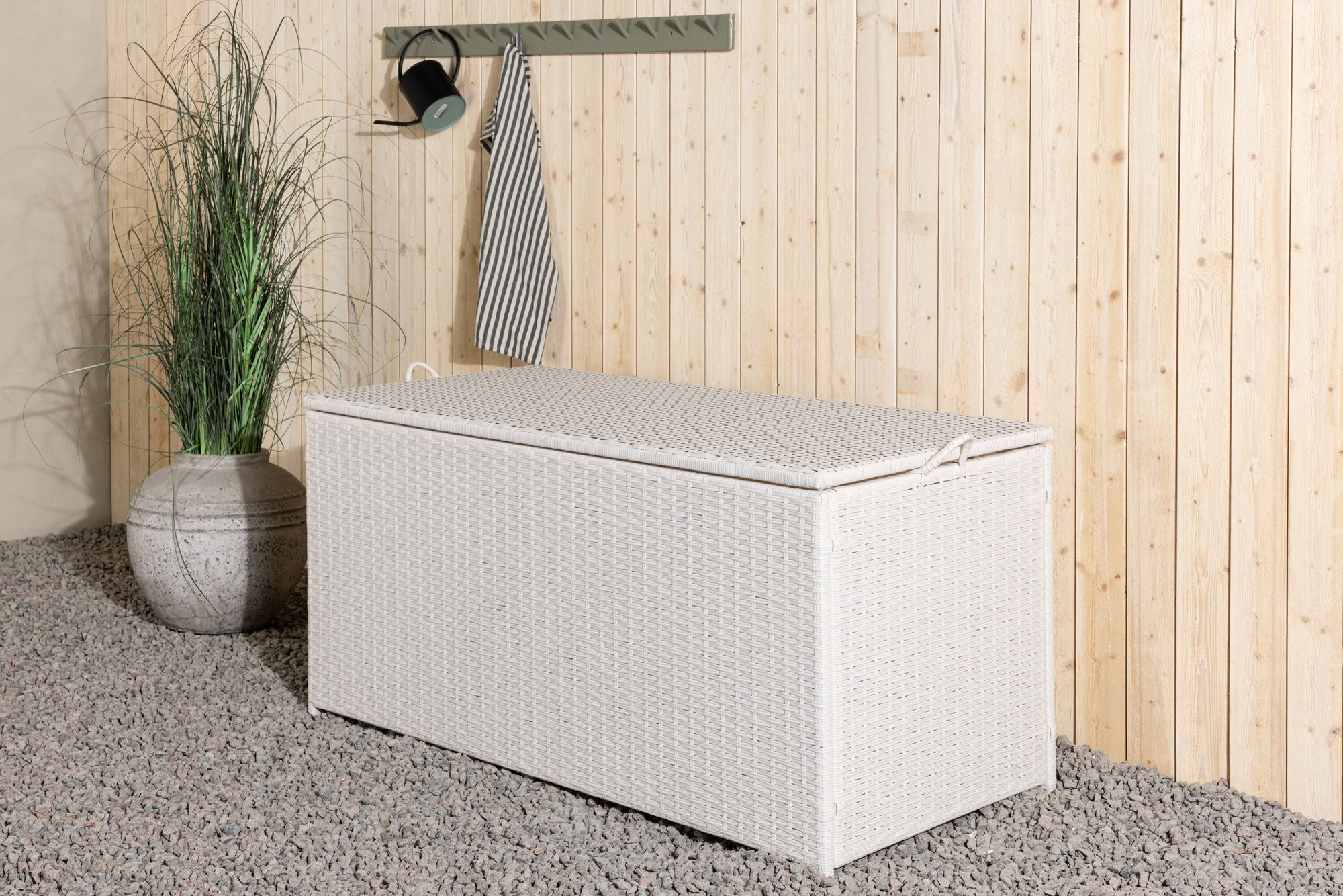 Venture Home London Cushionbox - White / White  Rattan
