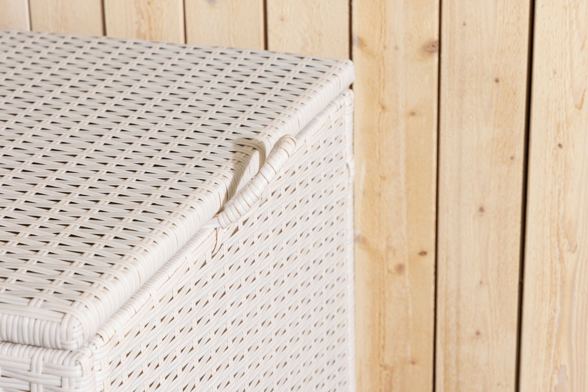 Venture Home London Cushionbox - White / White  Rattan