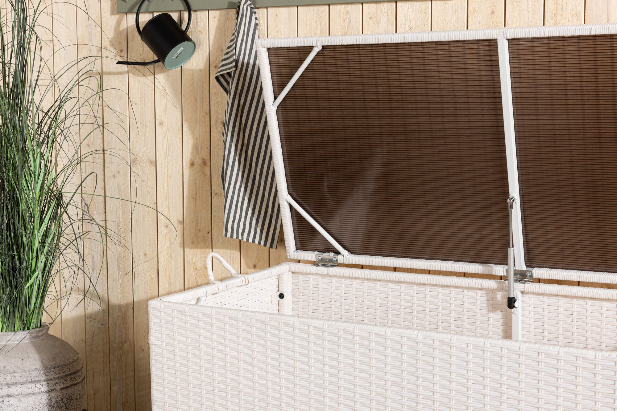 Venture Home London Cushionbox - White / White  Rattan