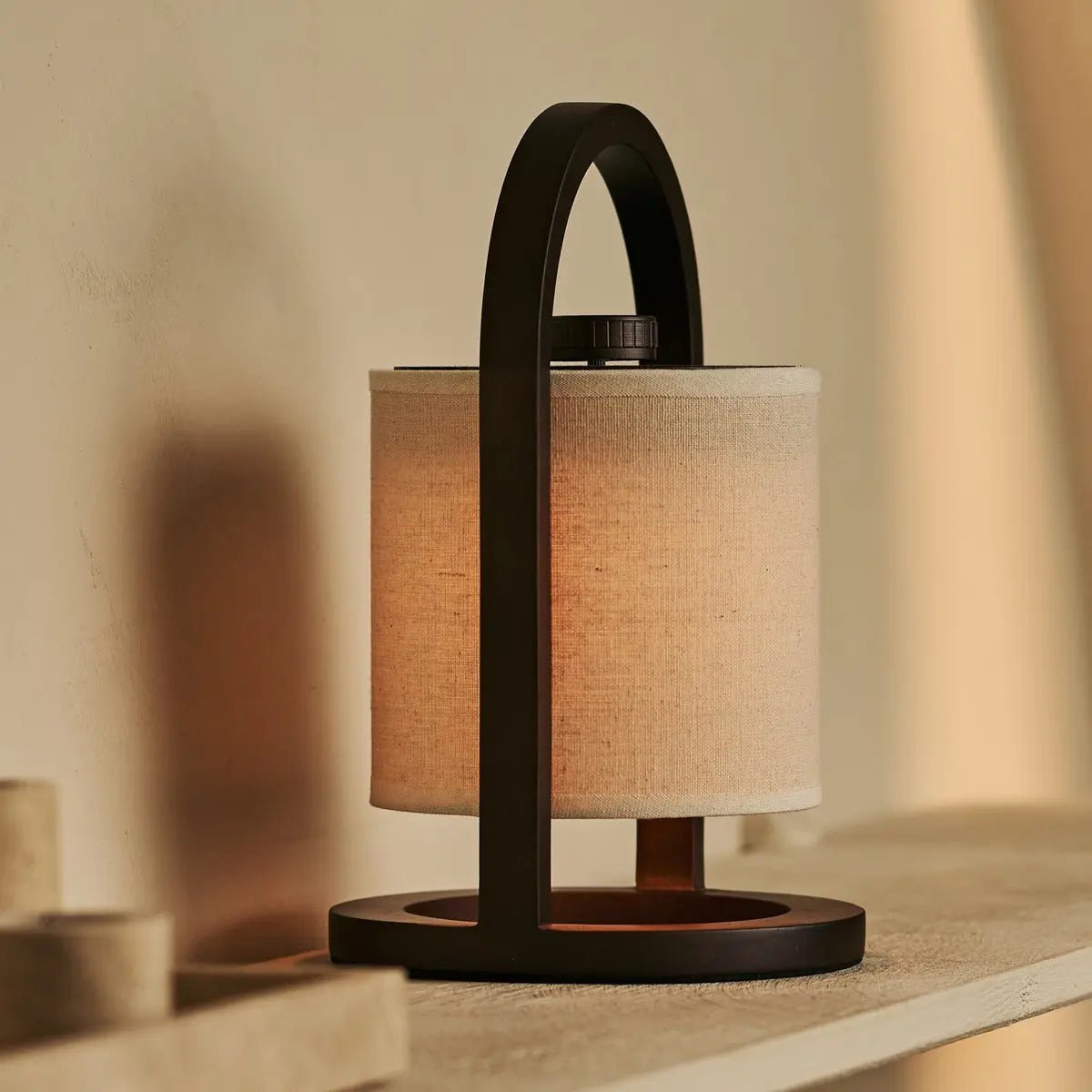 River Mørkebrun genopladelig træ bordlampe