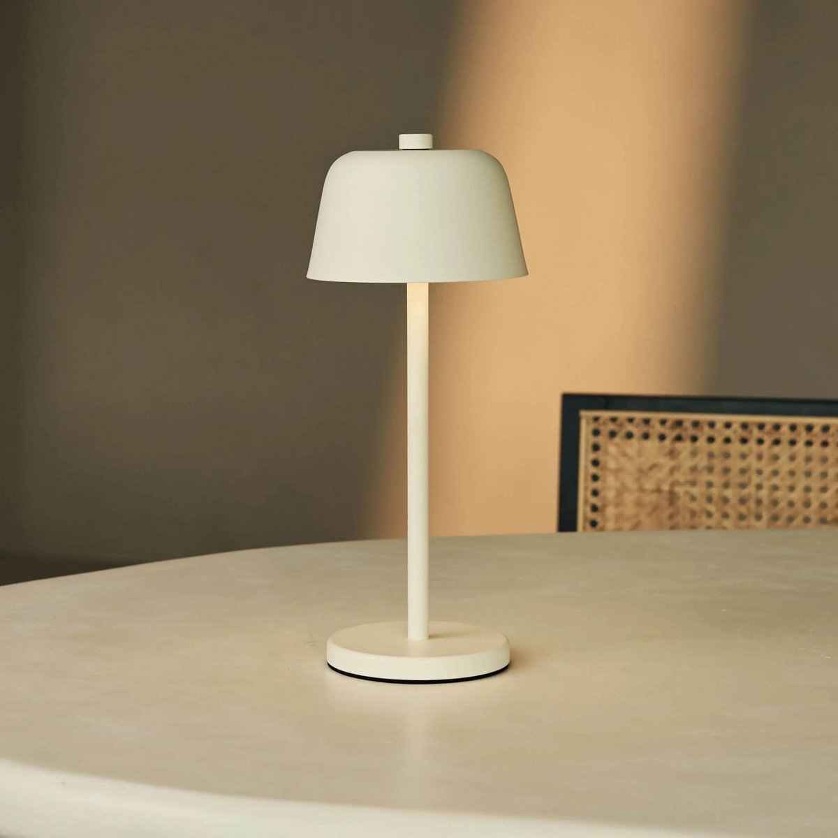 Anton Vanilla Genopladelig Bordlampe