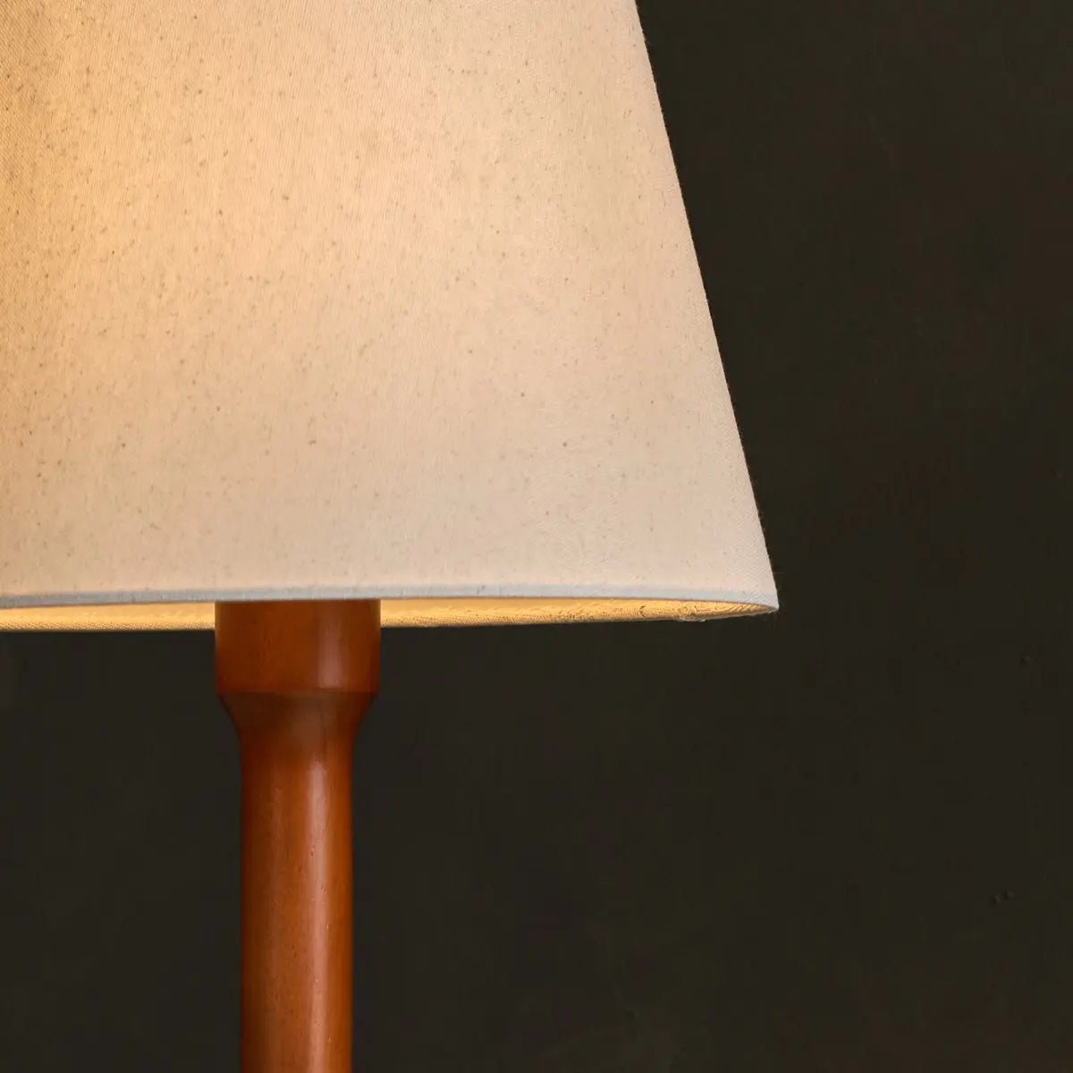 Nova kastanjebrun træ bordlampe