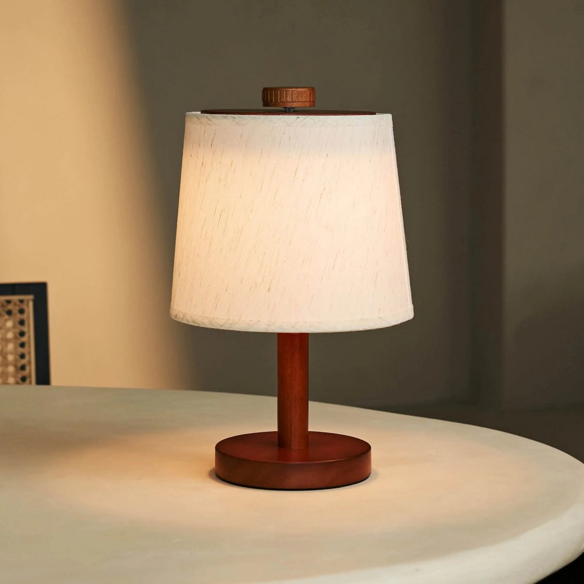 Rover Chestnut Brown genopladelig træ bordlampe