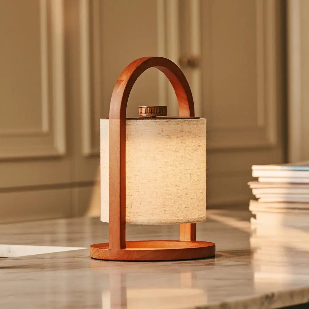 River Chestnut Brown genopladelig træ bordlampe
