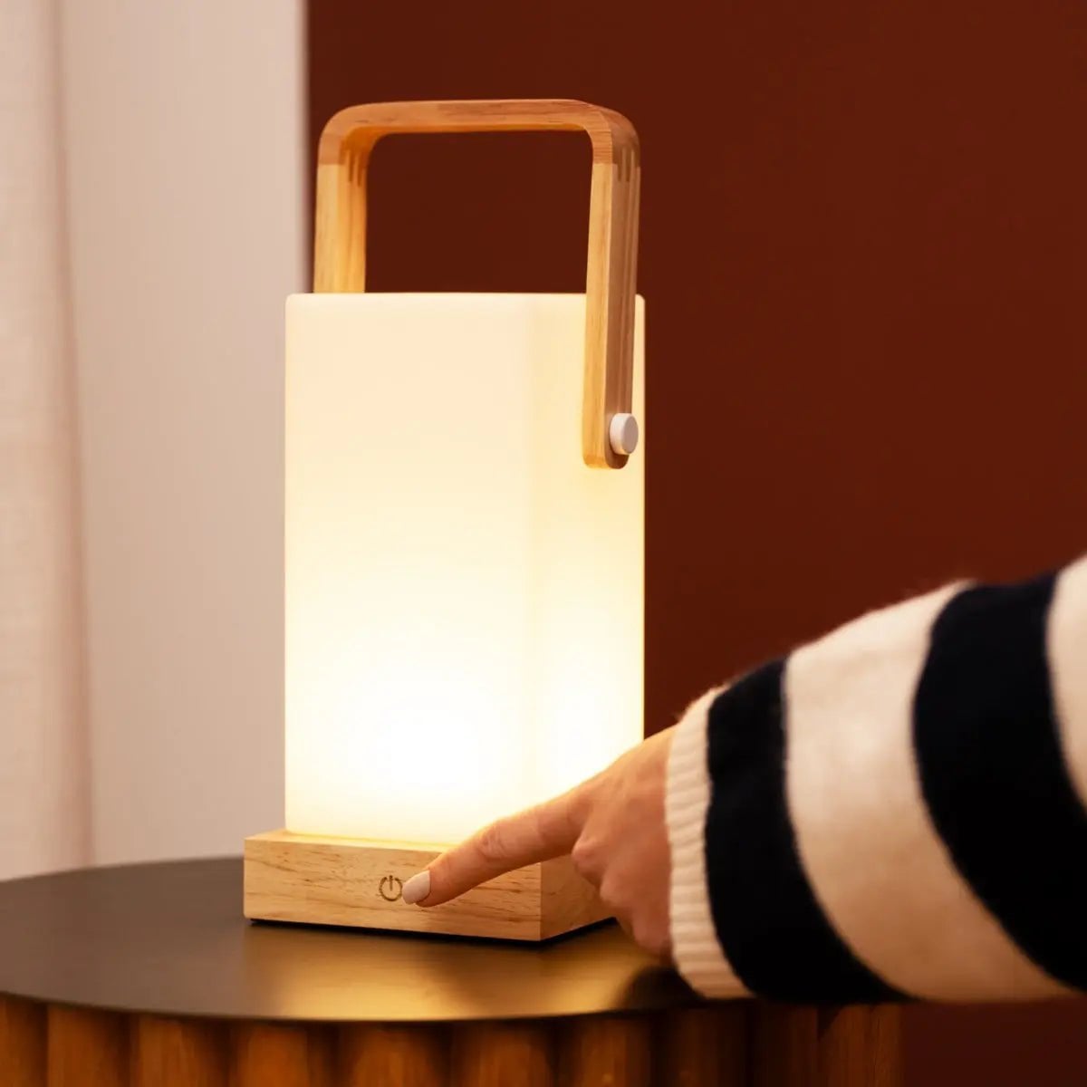 Harper lysebrun genopladelig træ bordlampe