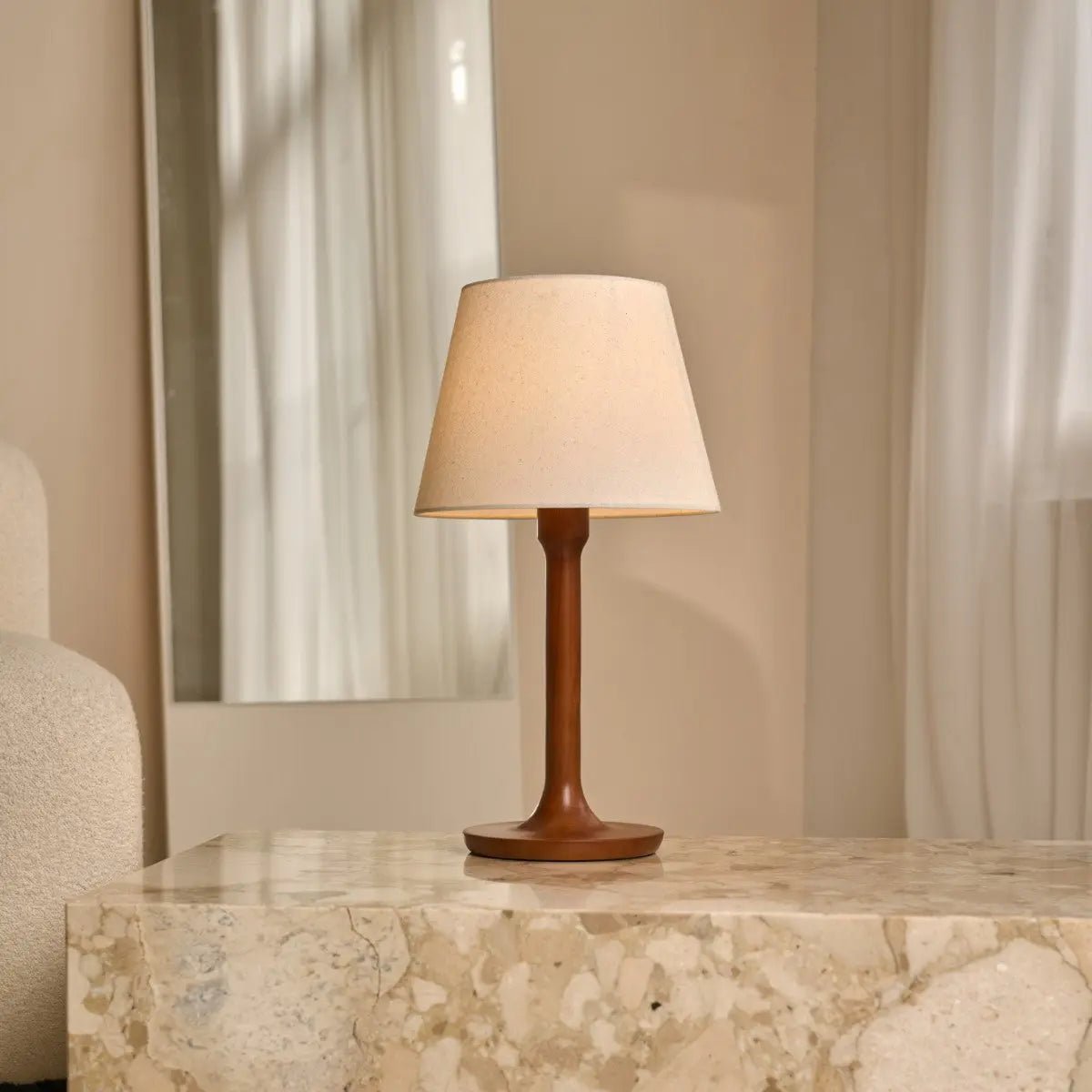 Nova kastanjebrun træ bordlampe