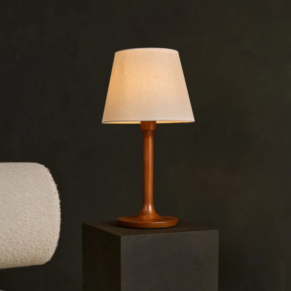 Nova kastanjebrun træ bordlampe
