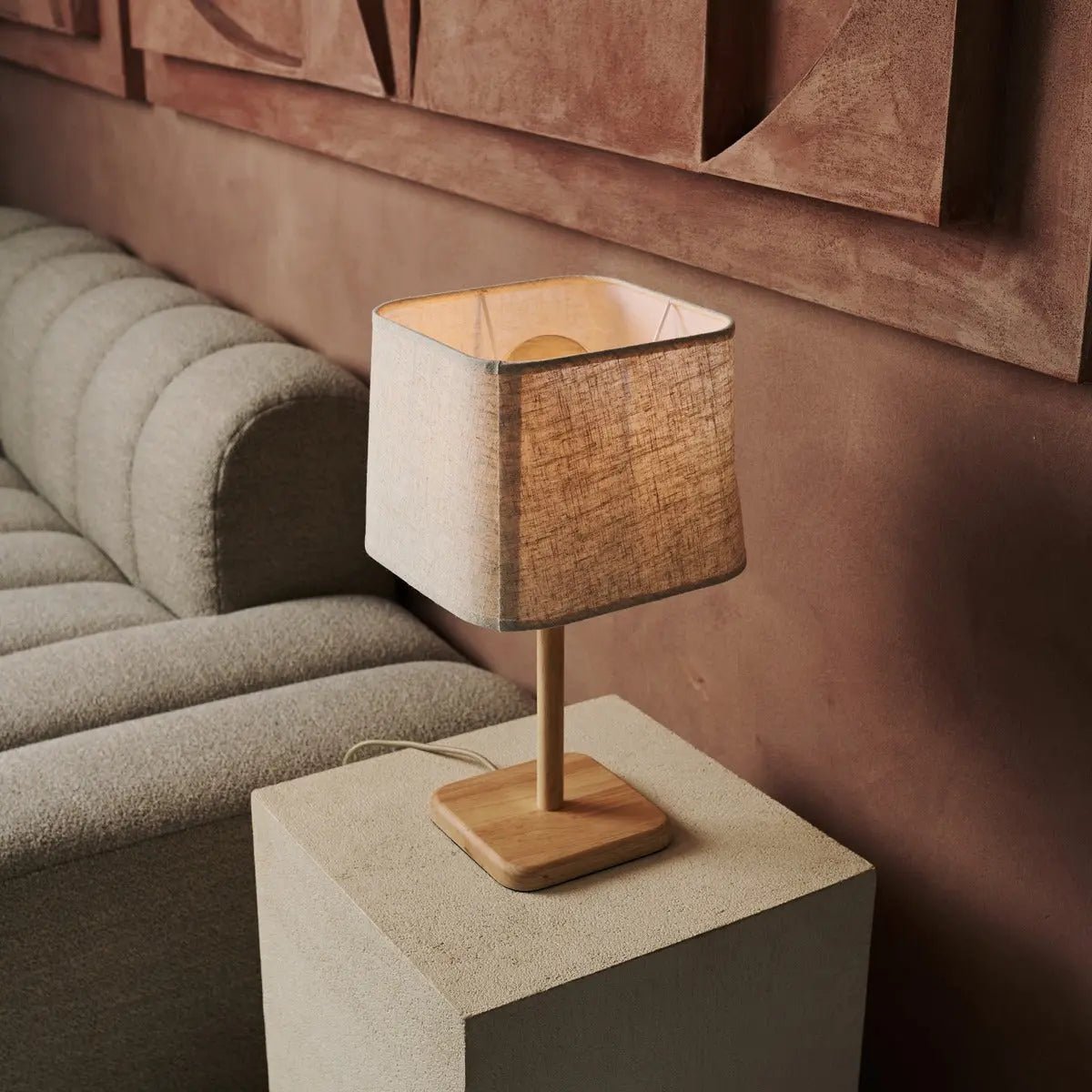 Marley træ bordlampe med beige skærm
