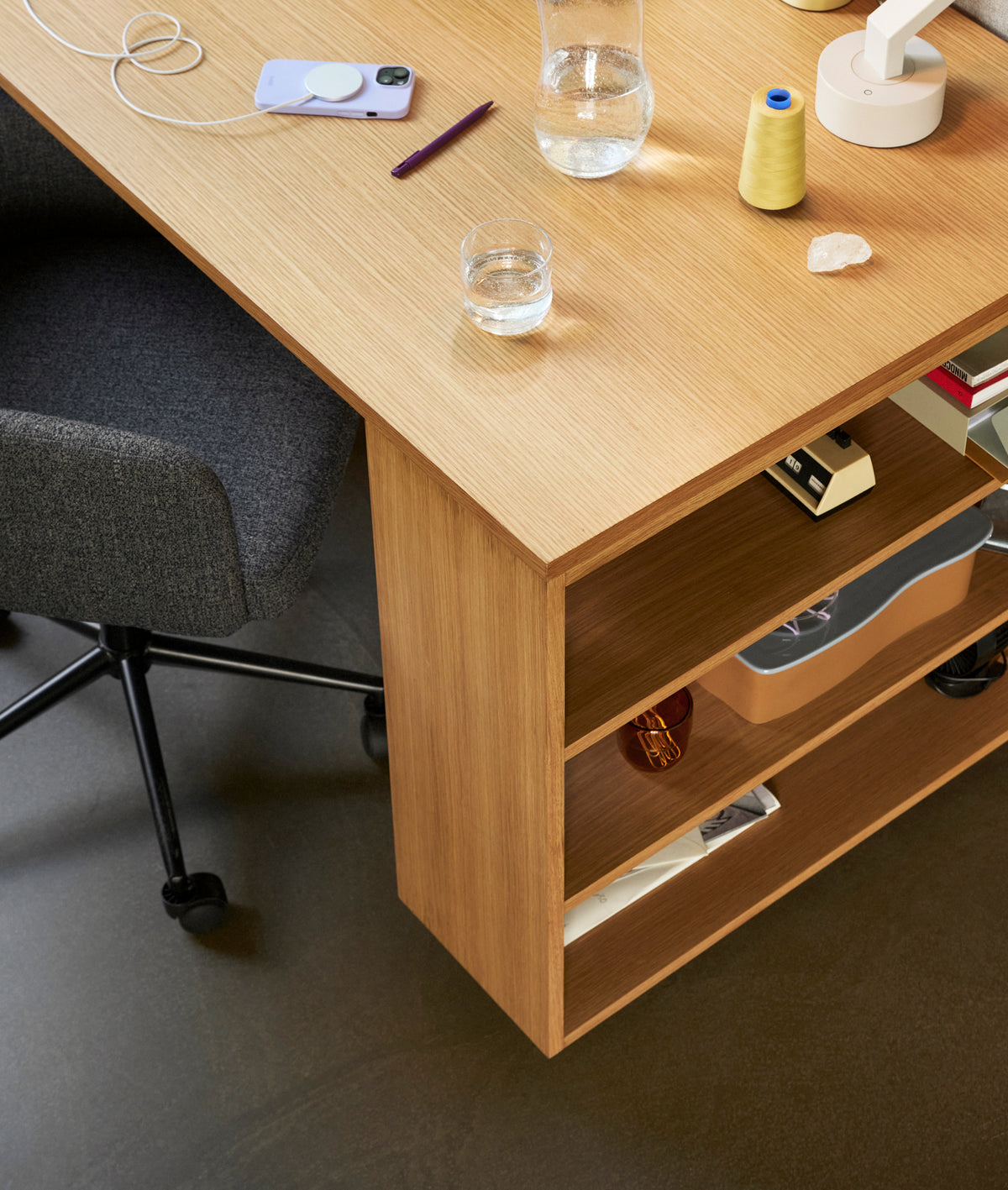 Funktionelt skrivebord i naturlig finish