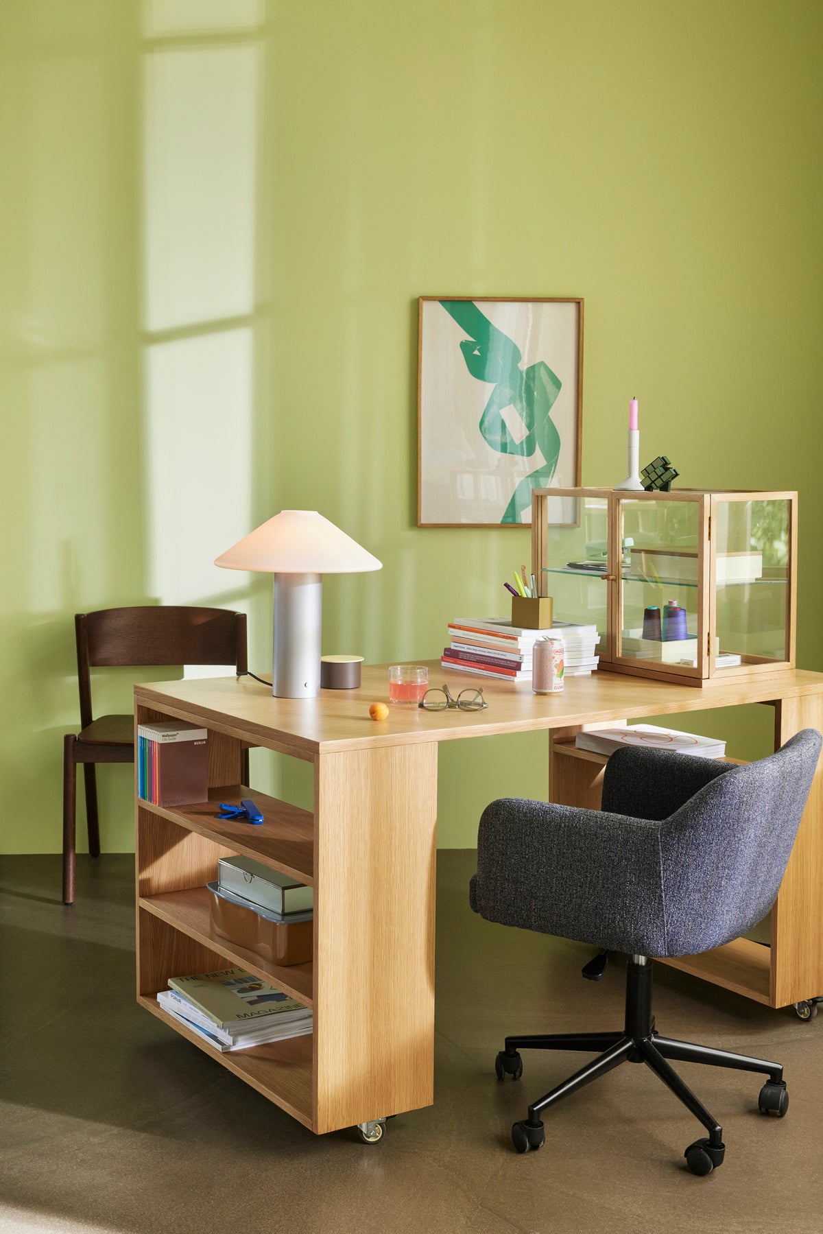 Funktionelt skrivebord i naturlig finish