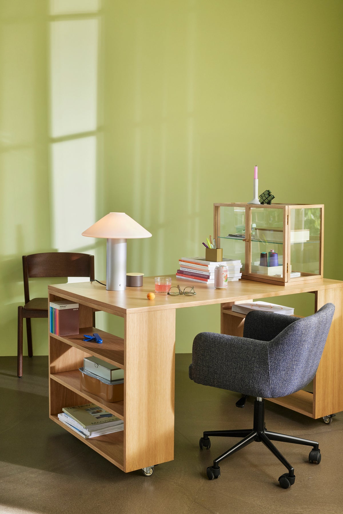 Funktionelt skrivebord i naturlig finish