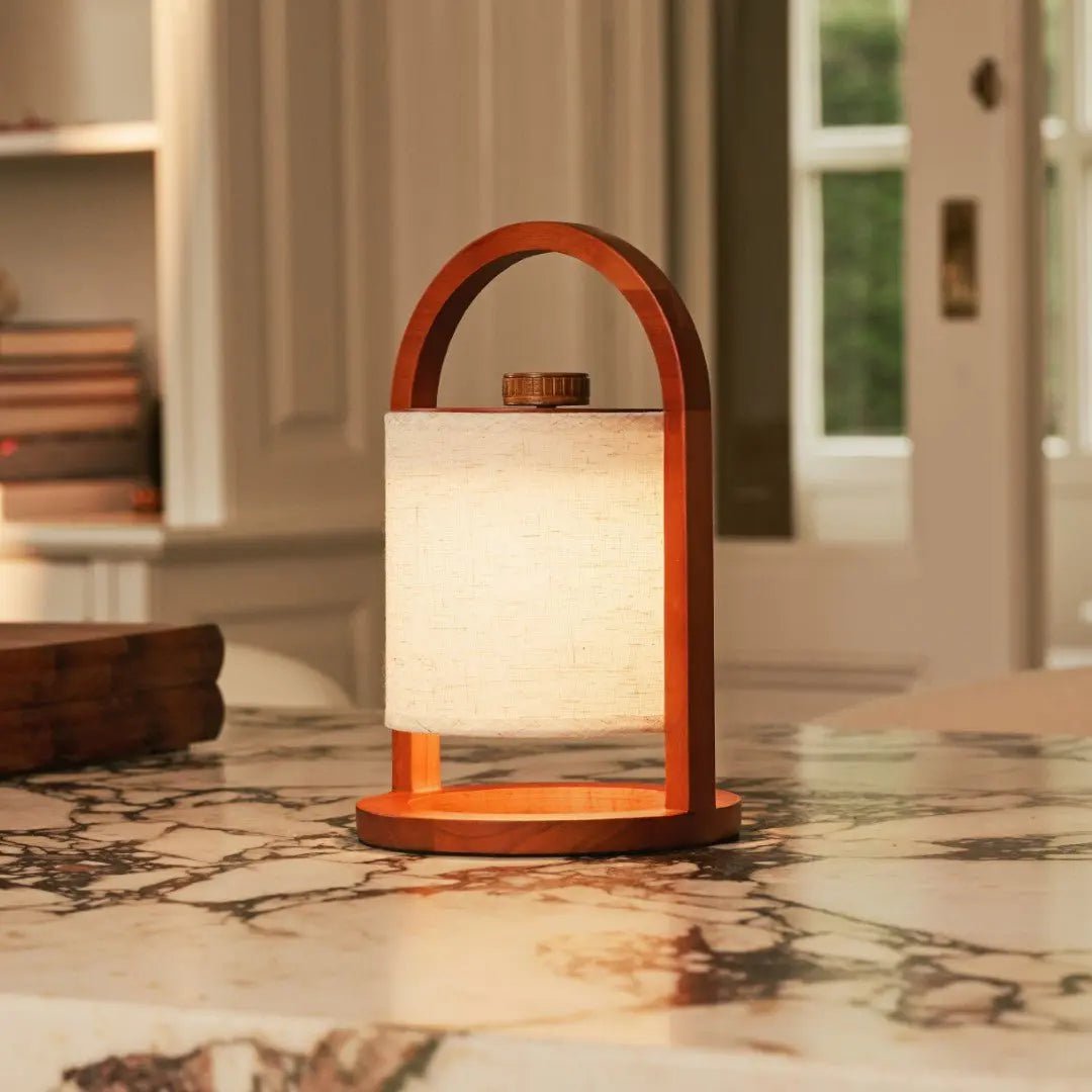 River Chestnut Brown genopladelig træ bordlampe
