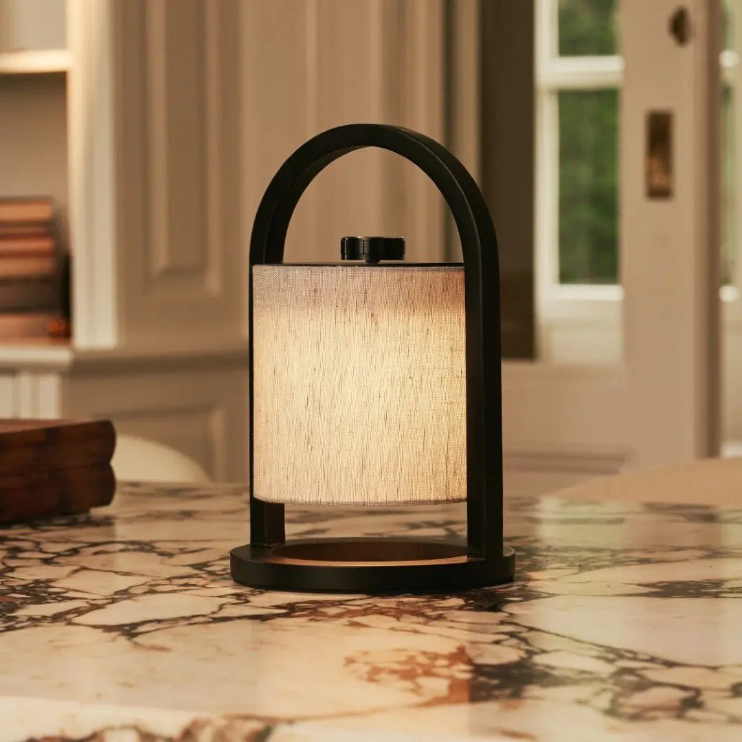River Black genopladelig træ bordlampe