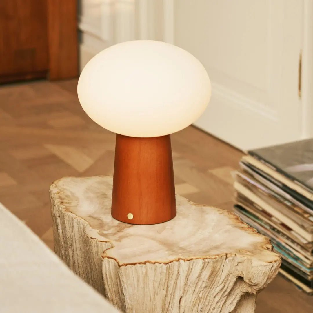 Max Chestnut Brown genopladelig træ bordlampe