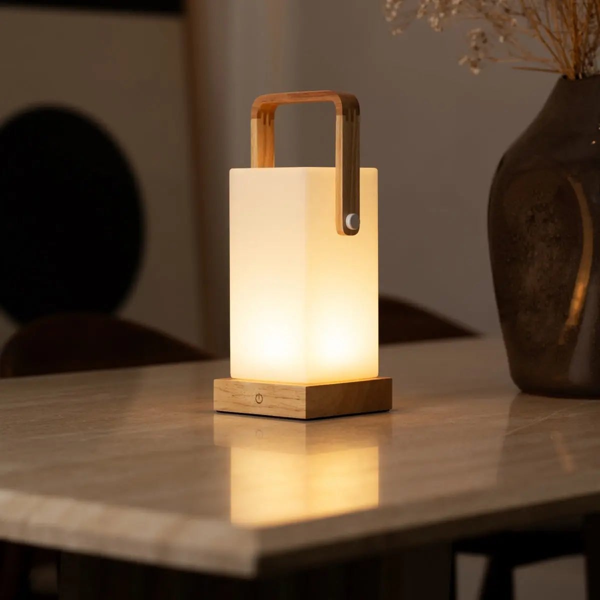 Harper lysebrun genopladelig træ bordlampe