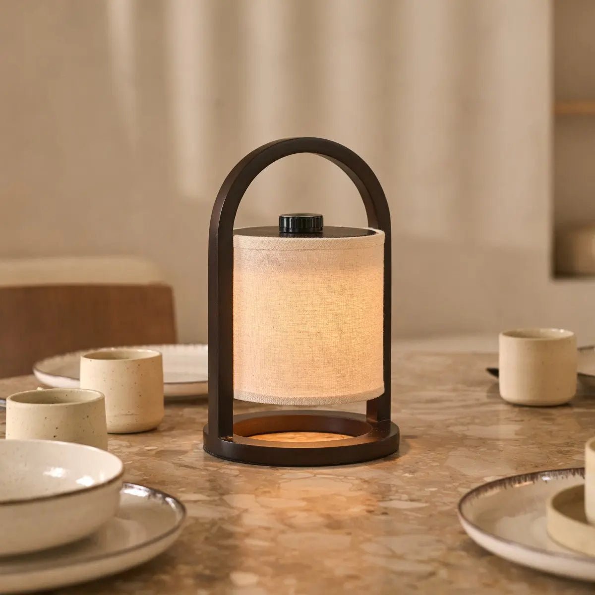 River Mørkebrun genopladelig træ bordlampe