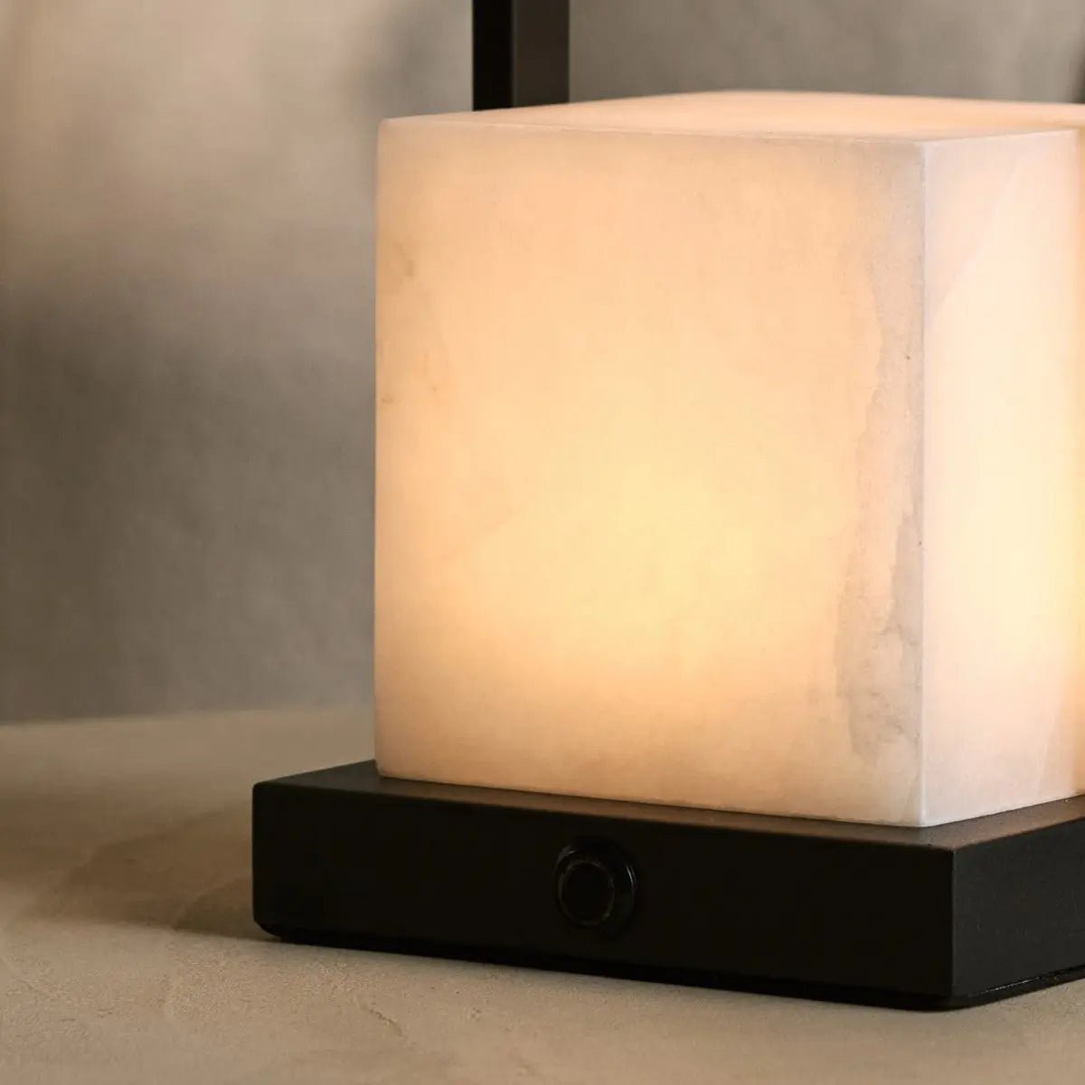 Nola Alabaster Genopladelig Bordlampe