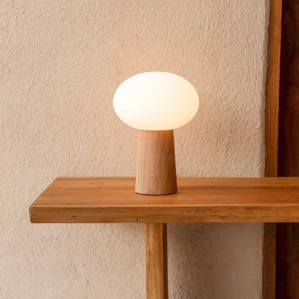 Max lysebrun genopladelig træ bordlampe