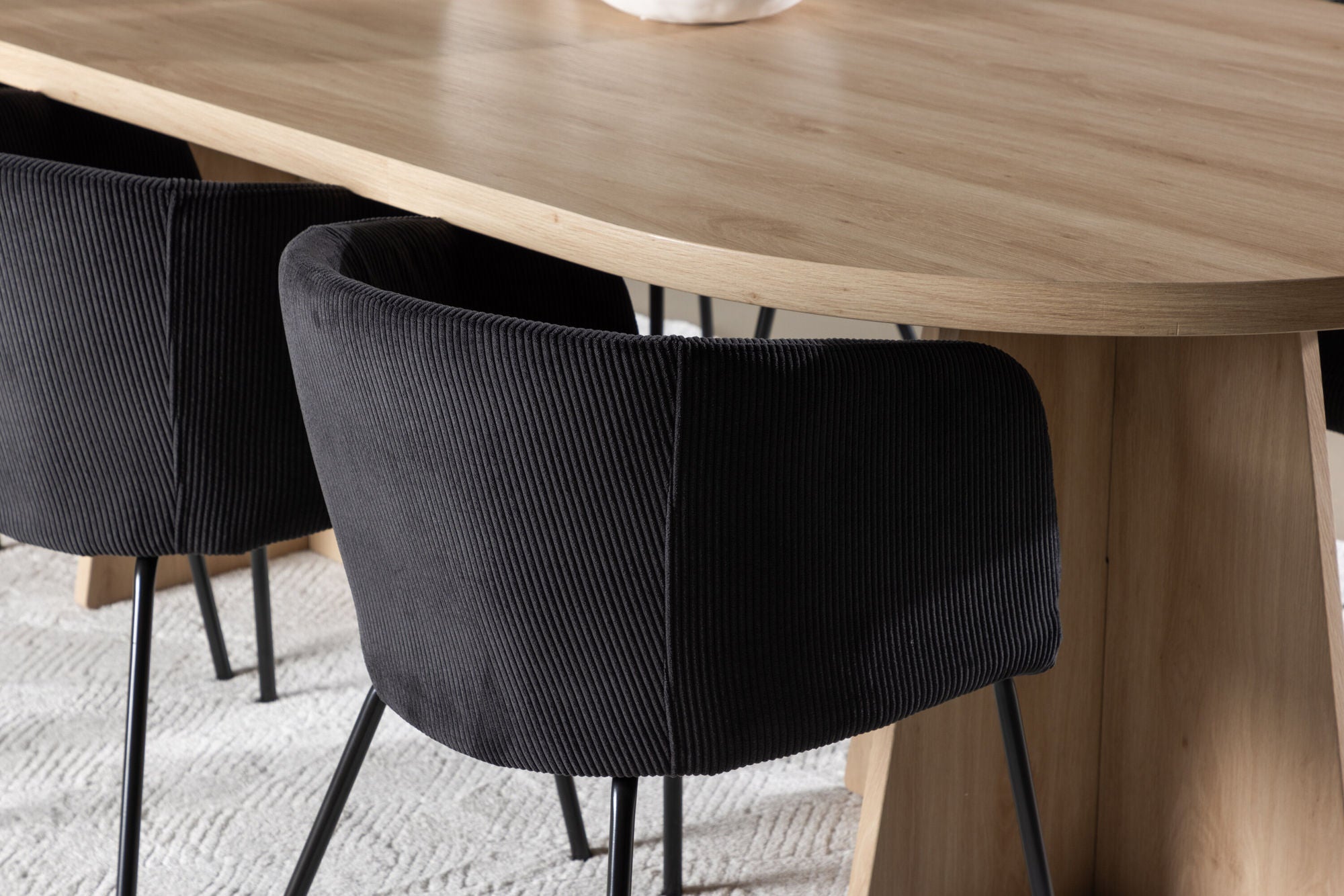 Venture Home Bootcut spisebord with Berit Spisebordsstol
