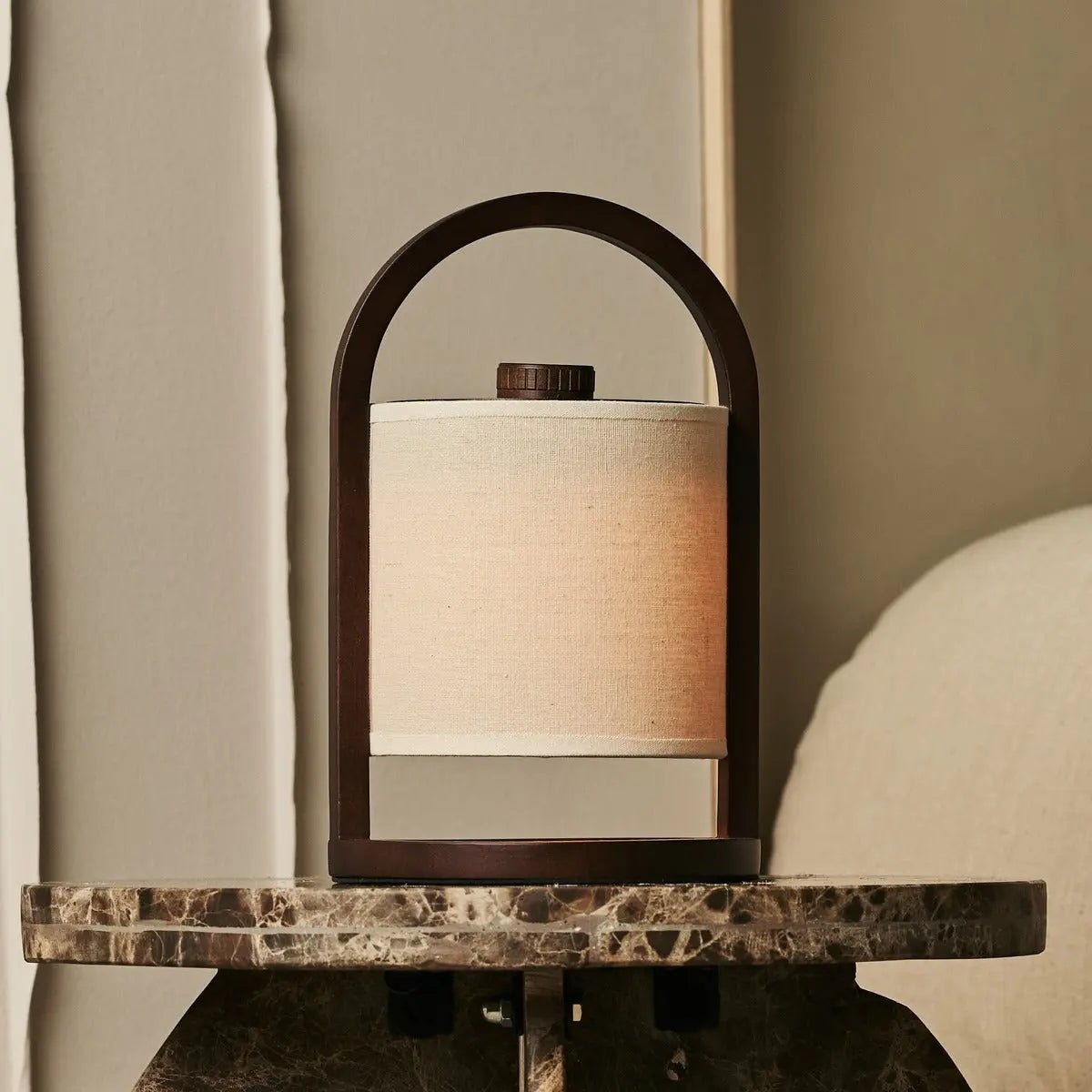River Mørkebrun genopladelig træ bordlampe