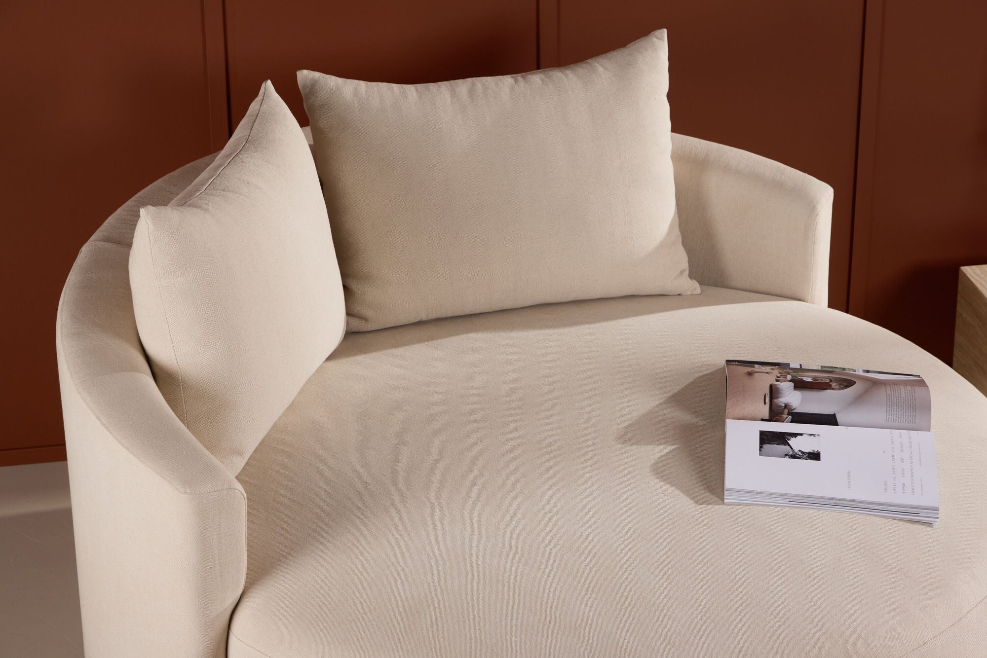 Venture Home Kelso Sofa ⌀150 - Wood/ Beige Linen