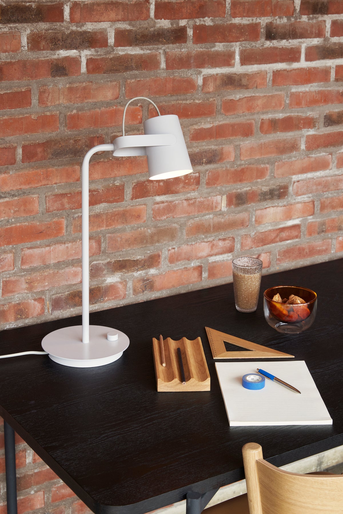 Ardent bordlampe lysegrå