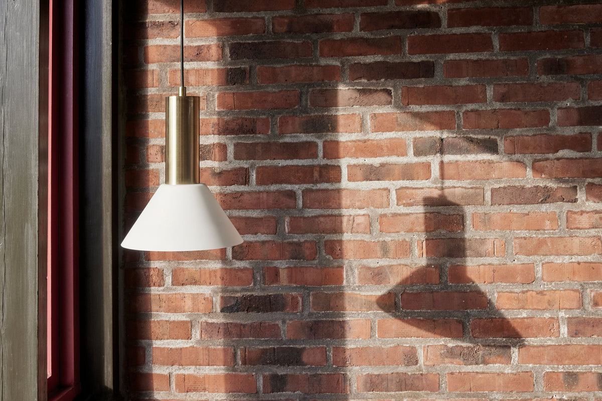 Contrast pendel lampe i messing