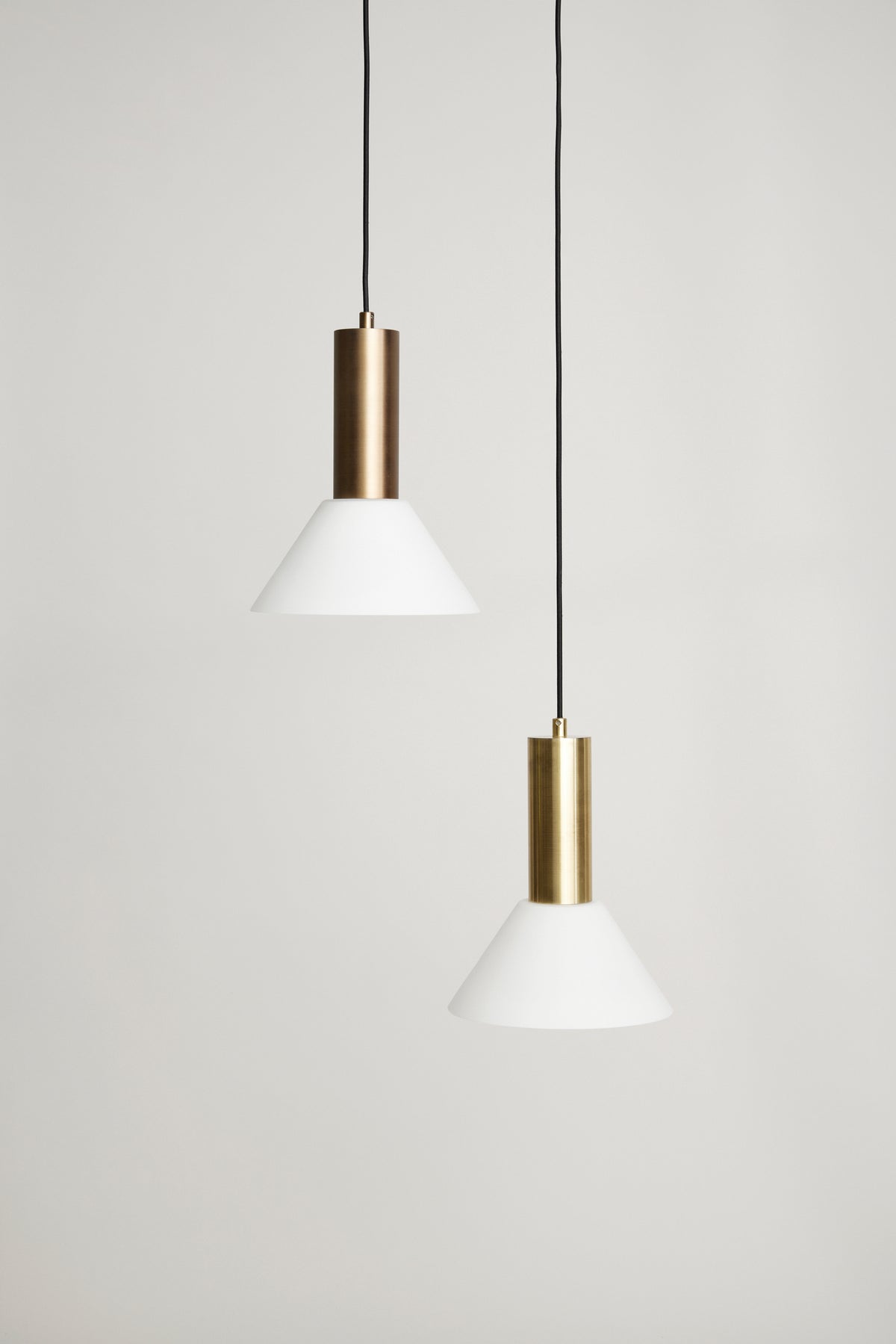 Contrast pendel lampe i messing