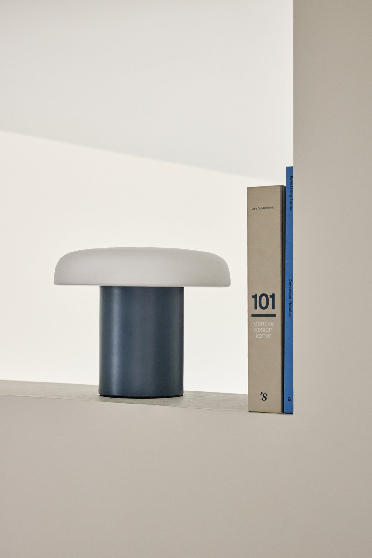 Ateliers Bordlampe Mørkeblå/Hvid