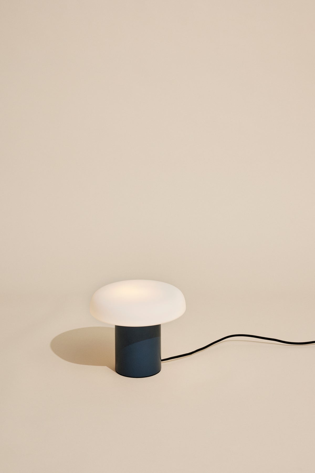 Ateliers Bordlampe Mørkeblå/Hvid