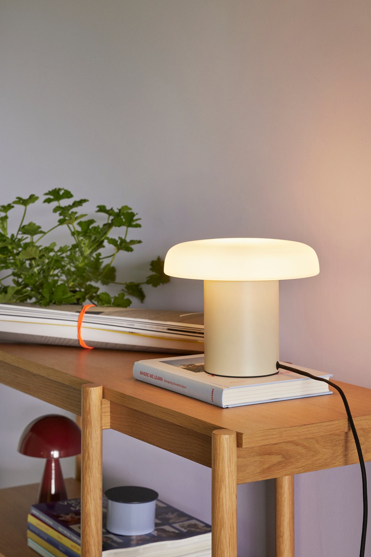 Ateliers bordlampe Sand/Hvid