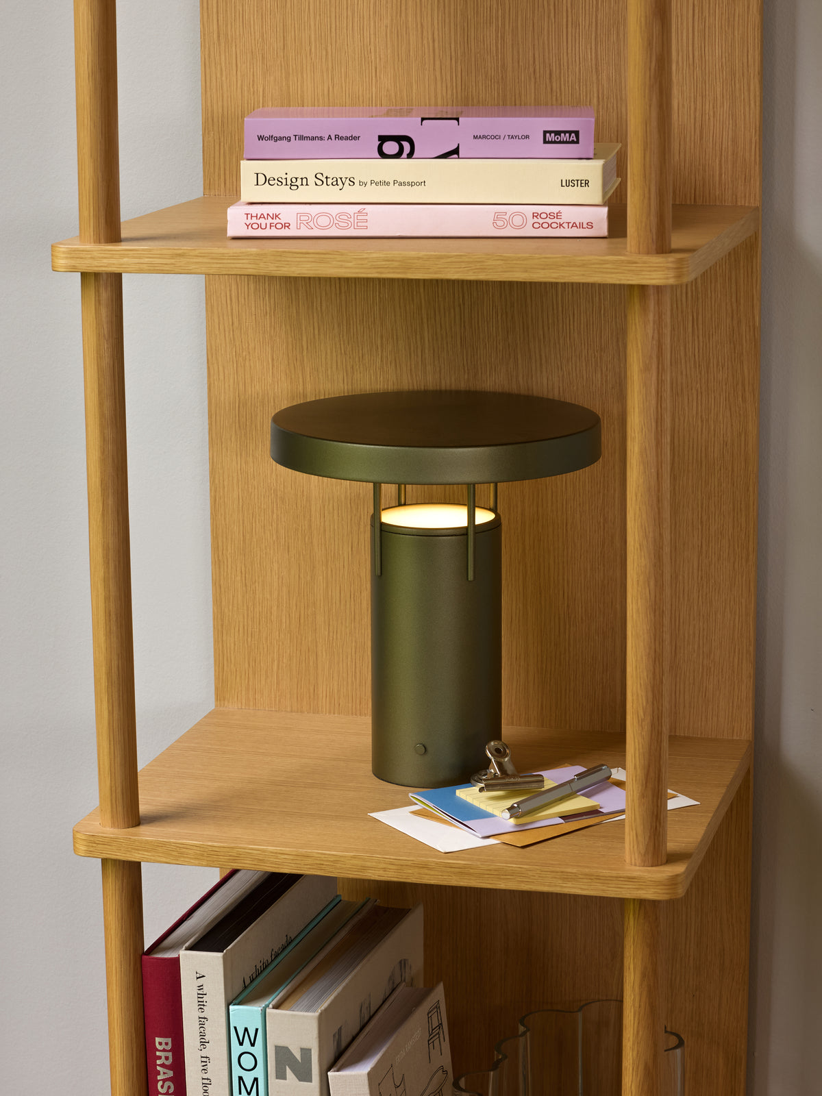 BringMe bærbar mini bordlampe metallic mørkegrøn