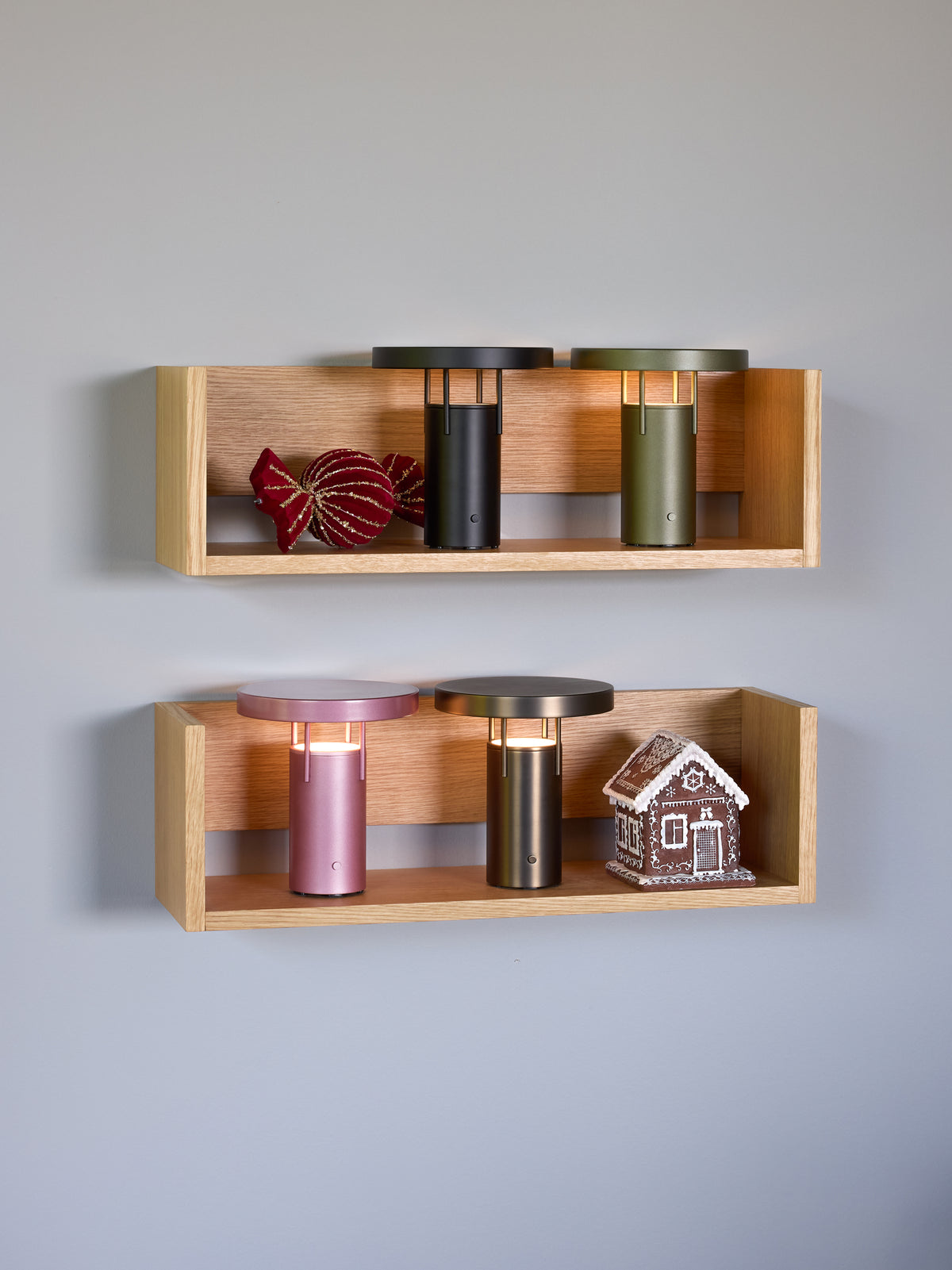 BringMe bærbar mini bordlampe metallic mørkegrøn