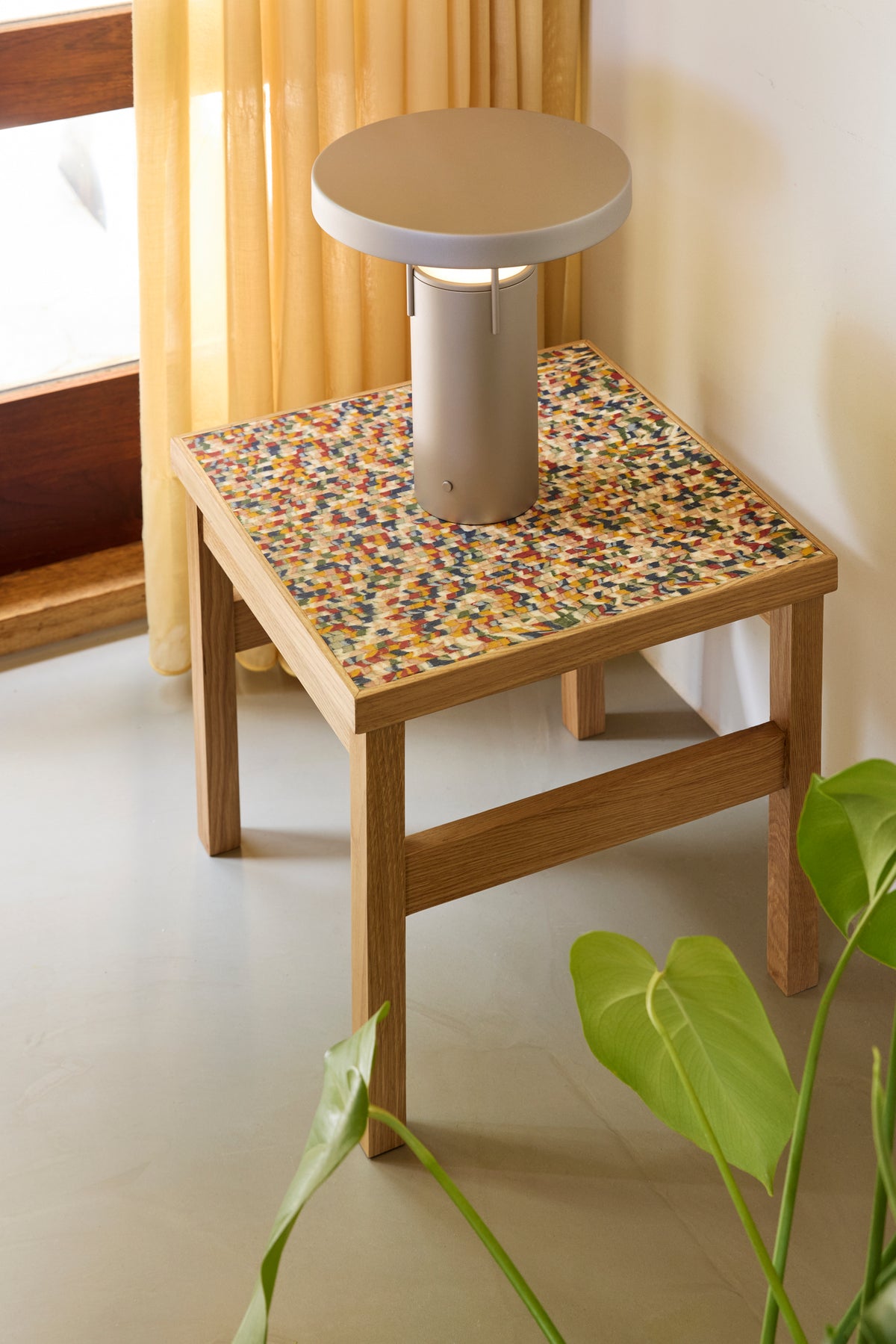 BringMe bærbar bordlampe metallisk sand