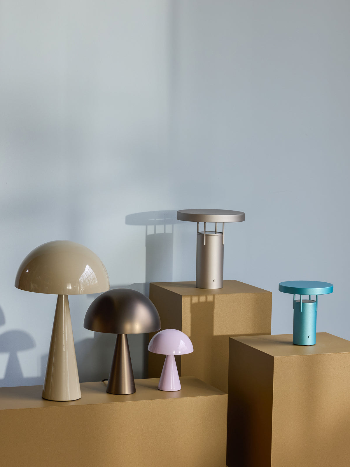 BringMe bærbar bordlampe metallisk sand