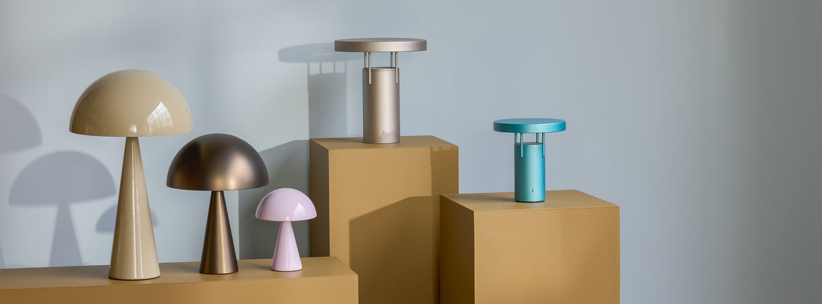 BringMe bærbar bordlampe metallisk sand