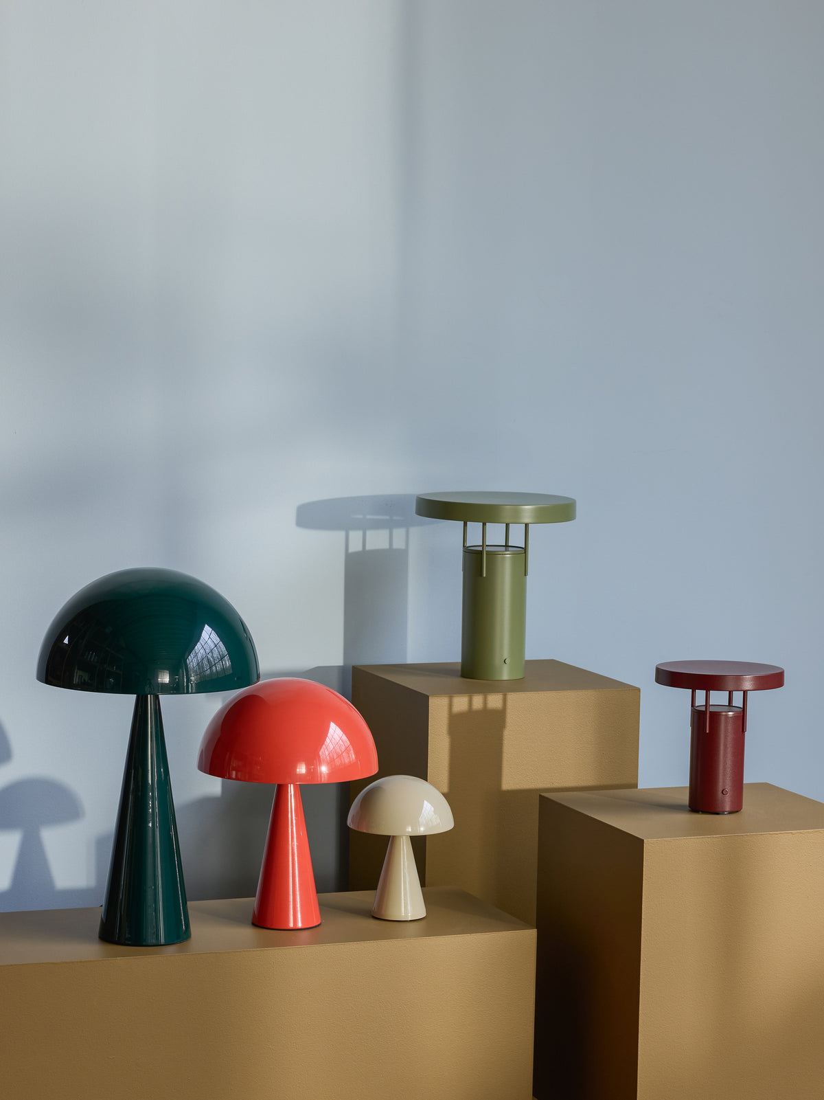 BringMe bærbar bordlampe i metallic mørkegrøn