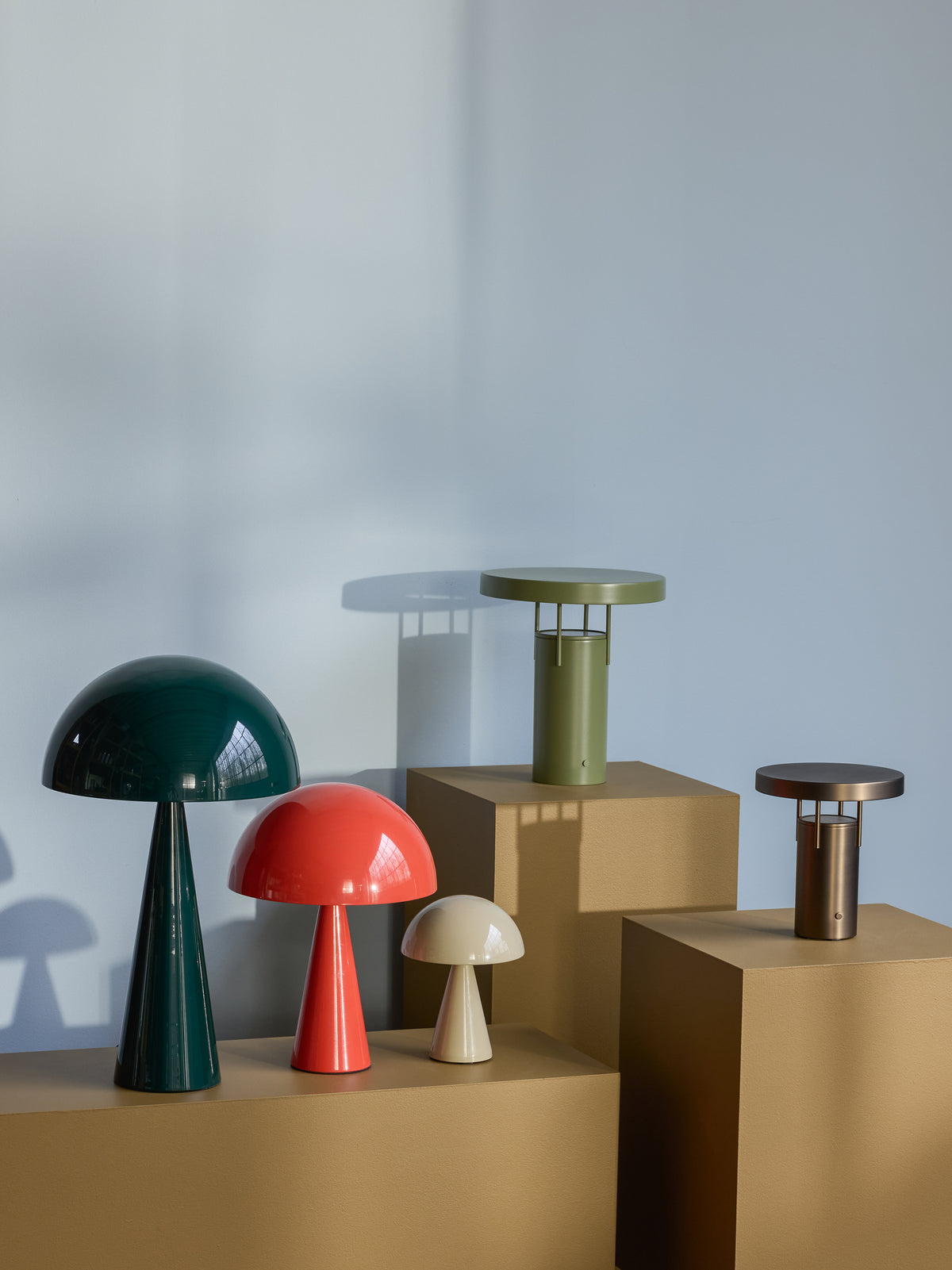 BringMe bærbar bordlampe i metallic mørkegrøn