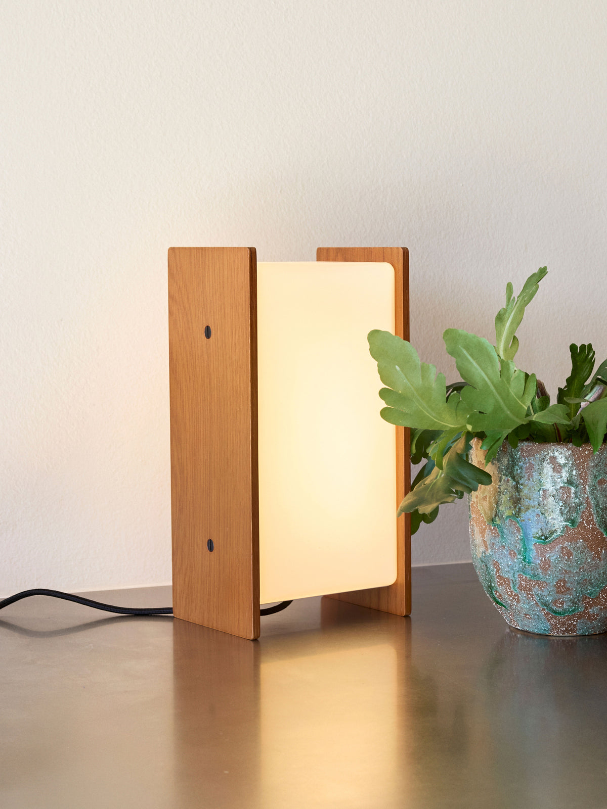 Sabi bordlampe i egetræ